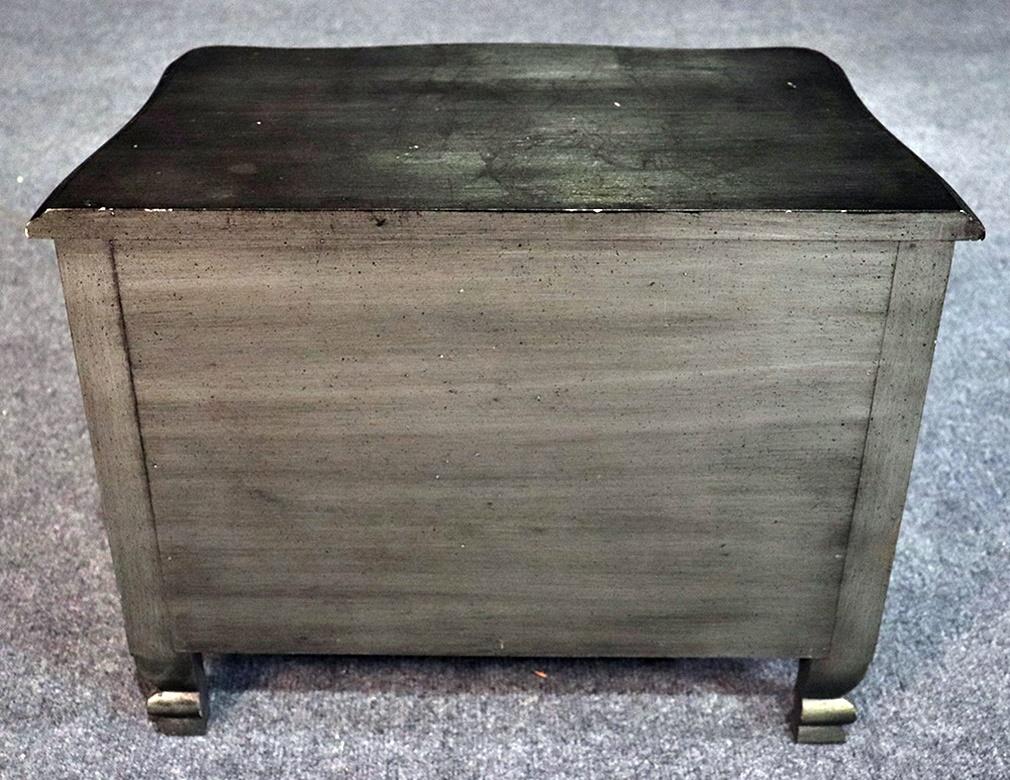 20ième siècle Petite commode de style Louis XV en vente