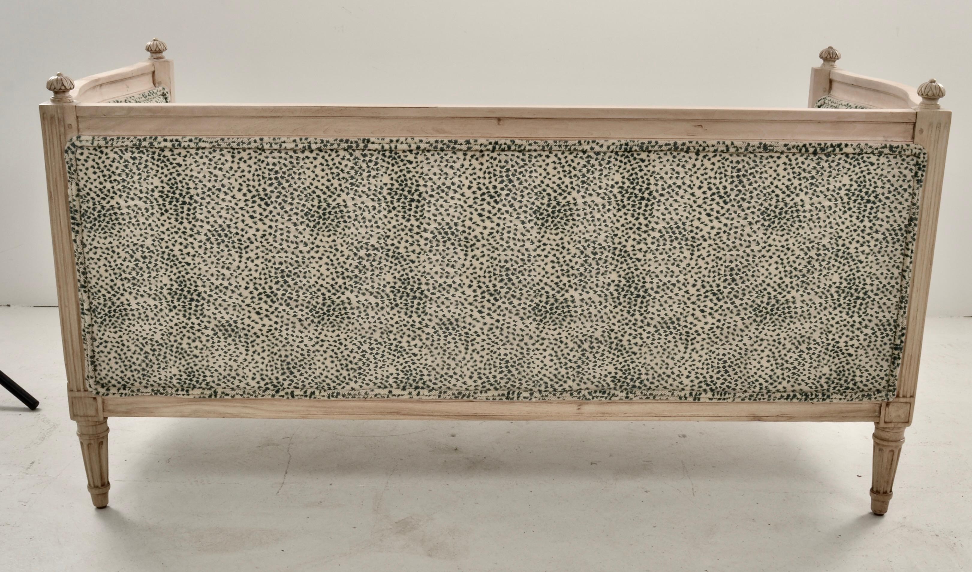 Petite Louis XVI Style Loveseat, Frankreich um 1920 im Angebot 3