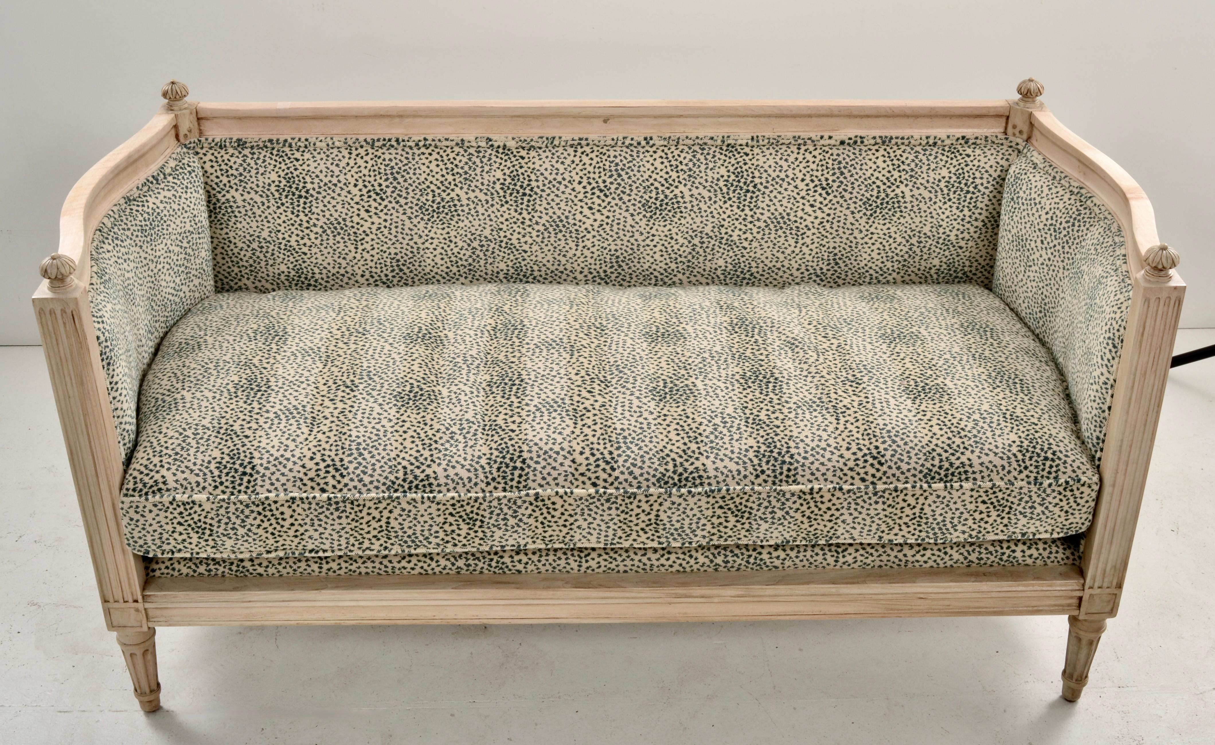 Petite Louis XVI Style Loveseat, Frankreich um 1920 (Französisch) im Angebot