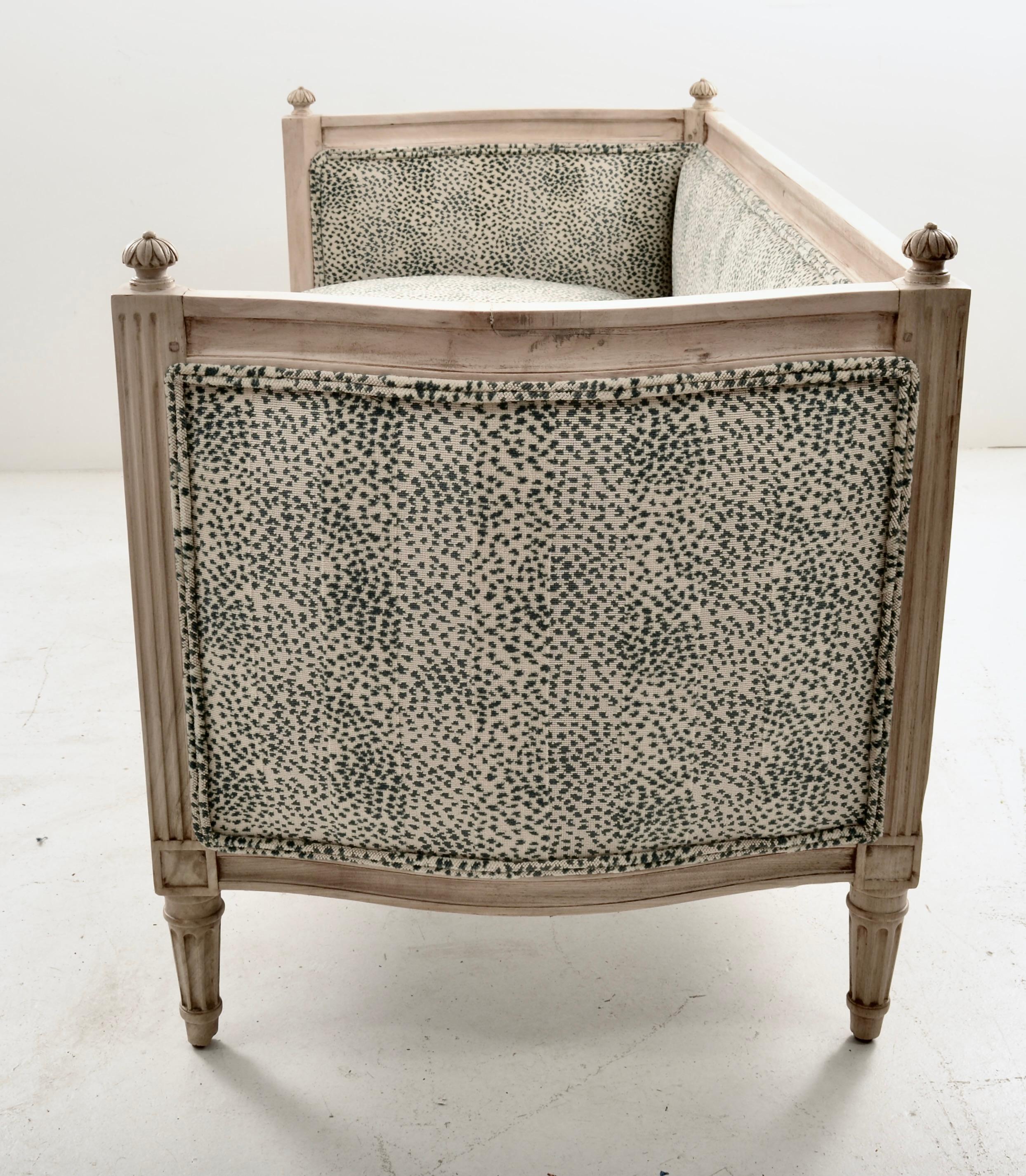 Petite Louis XVI Style Loveseat, Frankreich um 1920 im Zustand „Gut“ im Angebot in Norwalk, CT