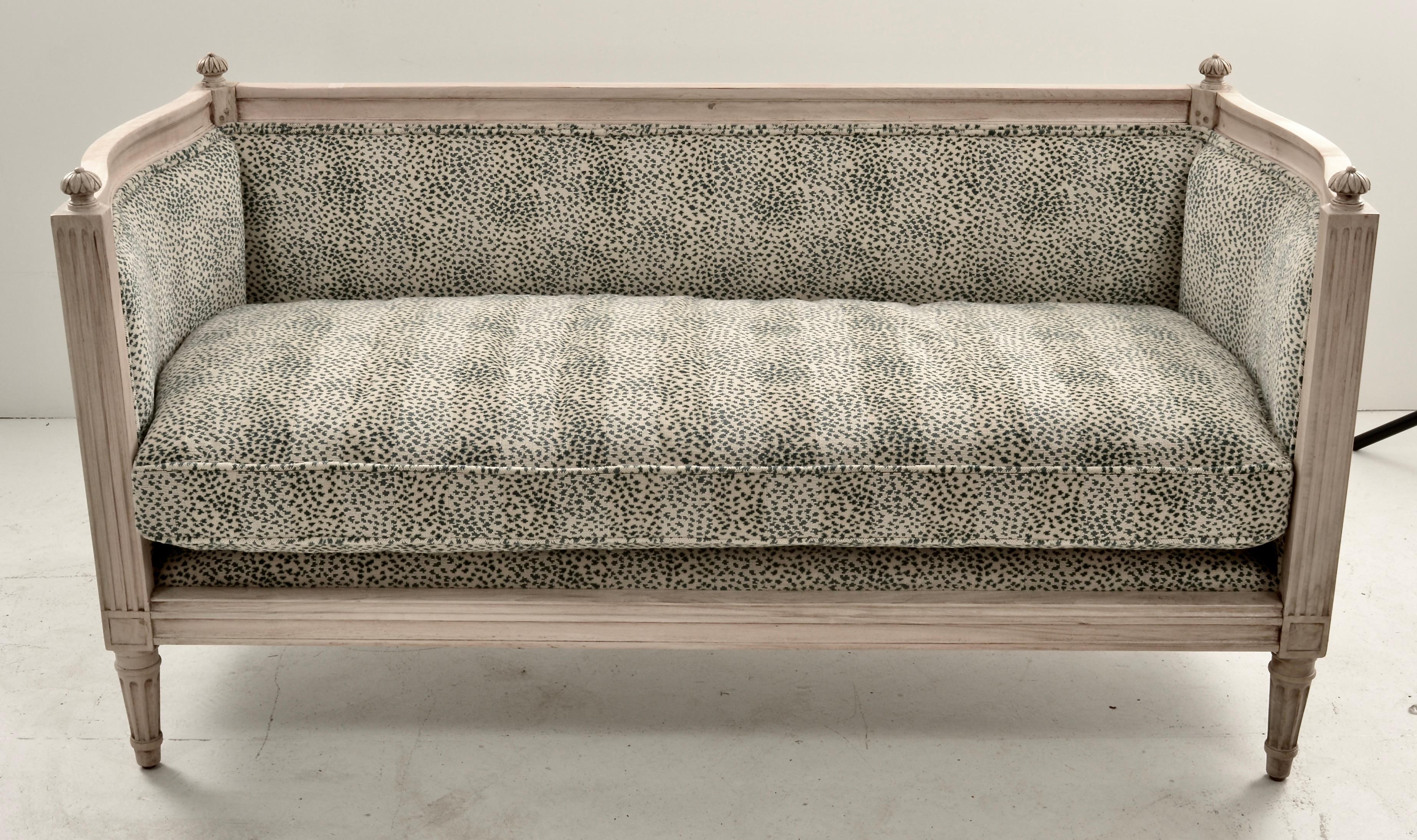 Petite Louis XVI Style Loveseat, Frankreich um 1920 (Frühes 20. Jahrhundert) im Angebot