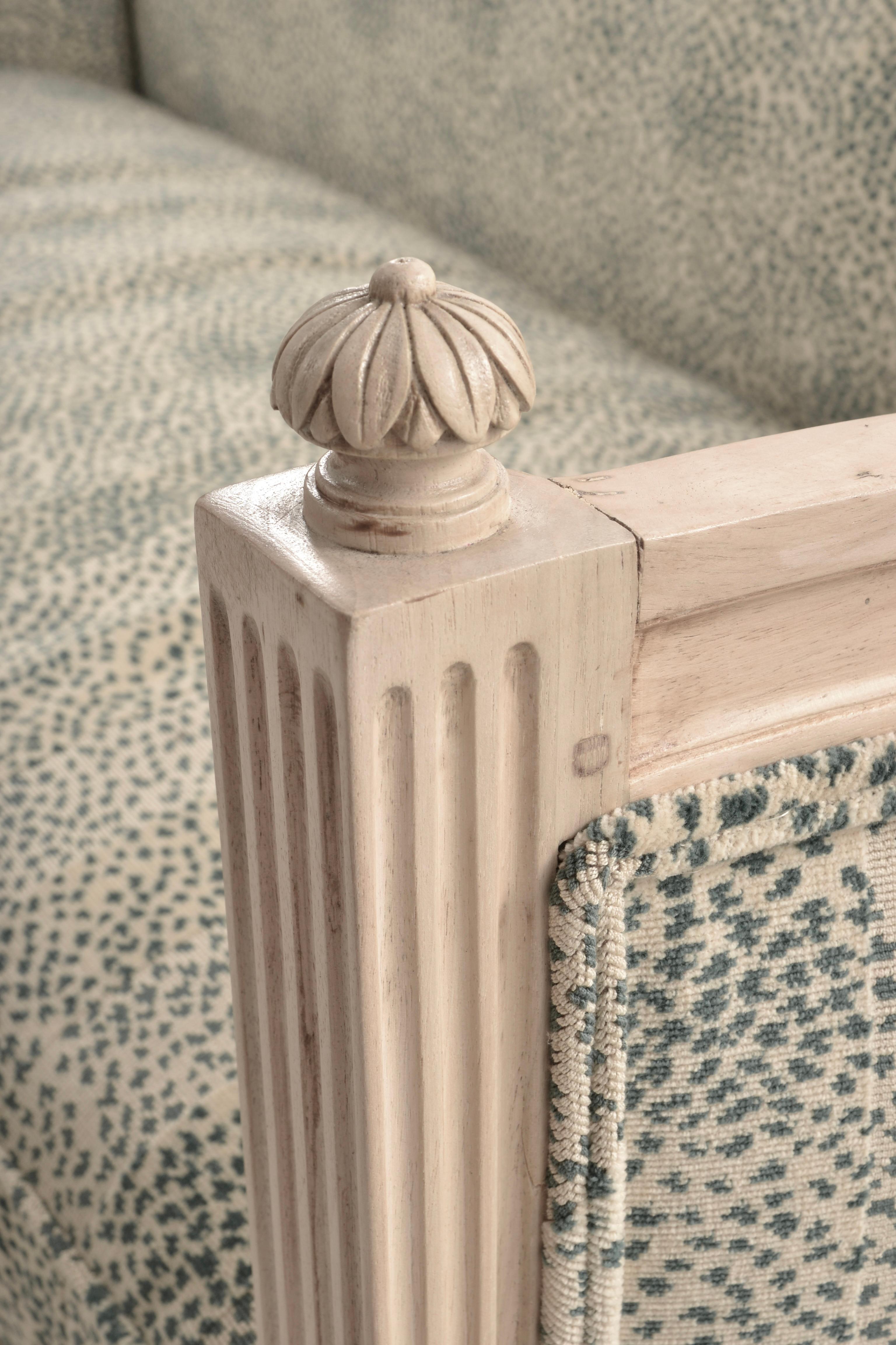 Petite Louis XVI Style Loveseat, Frankreich um 1920 im Angebot 2