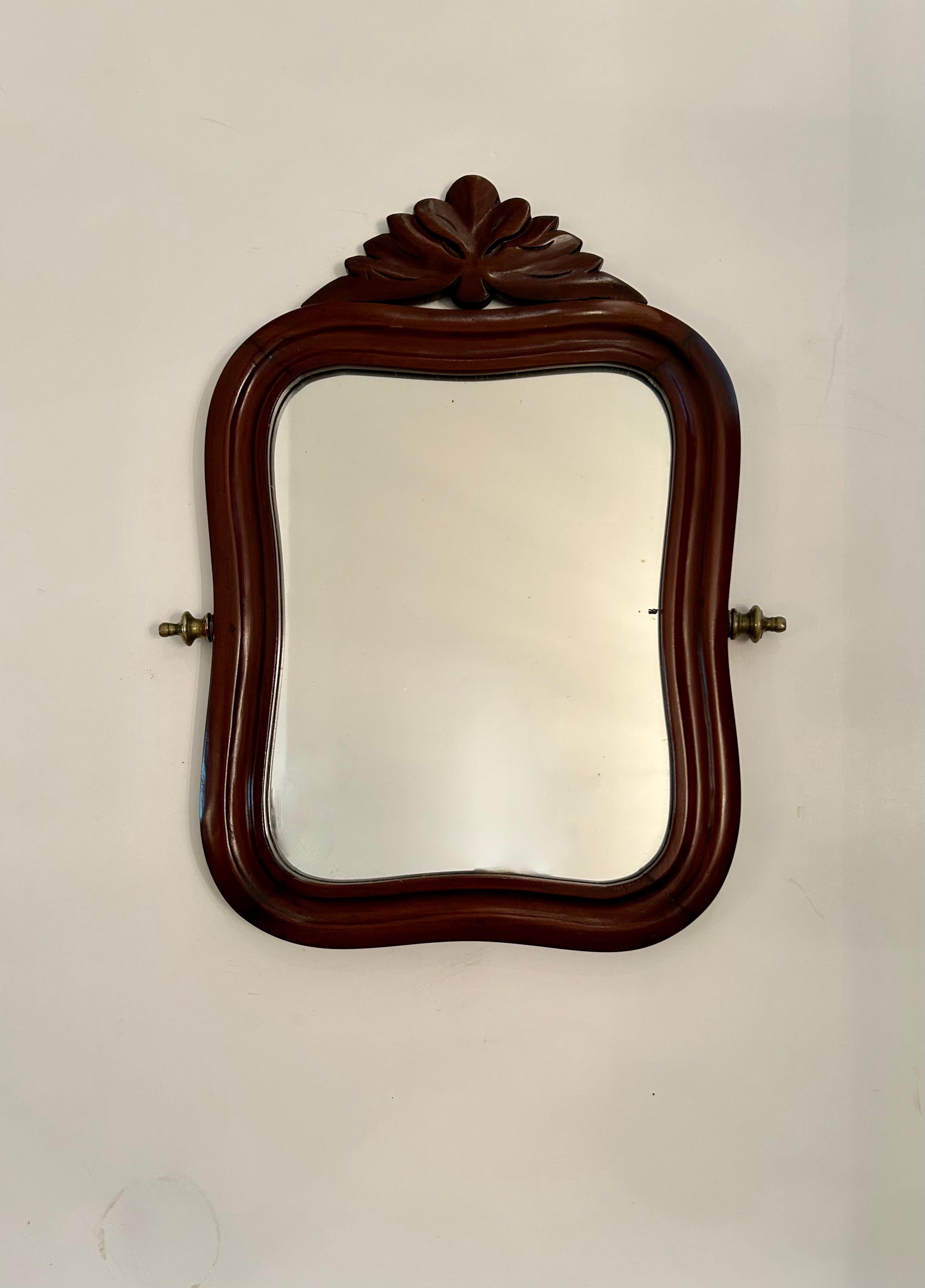 Si tratta di un piccolo specchio del XIX secolo proveniente dal Portogallo. Mogano con vetro d'epoca. In origine faceva parte di uno specchio da toilette. Due pomelli in ottone su entrambi i lati.
Questo delizioso pezzo può essere utilizzato come