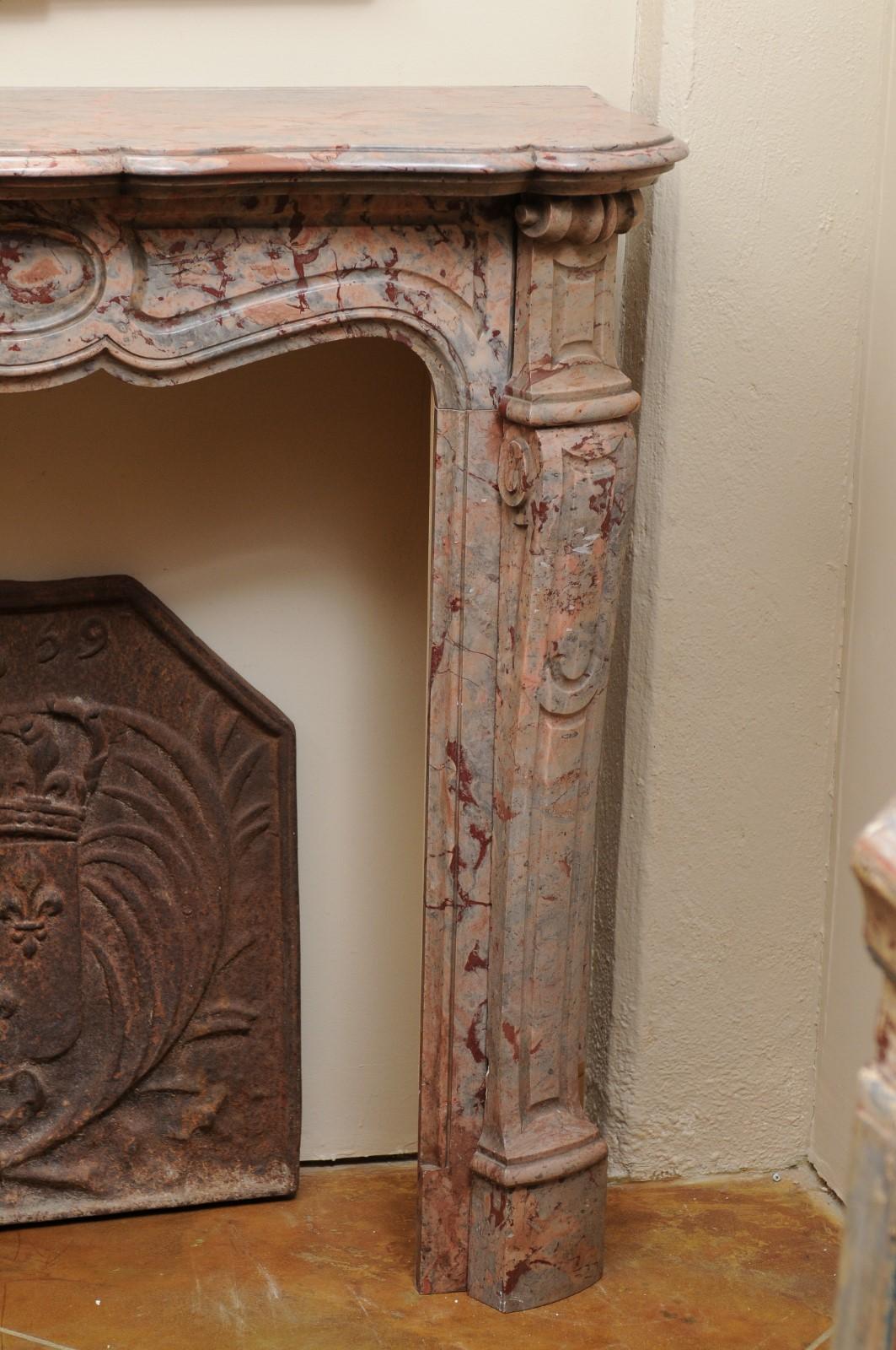 Petite cheminée en marbre aux teintes saumon et grise, 19ème siècle, France en vente 6