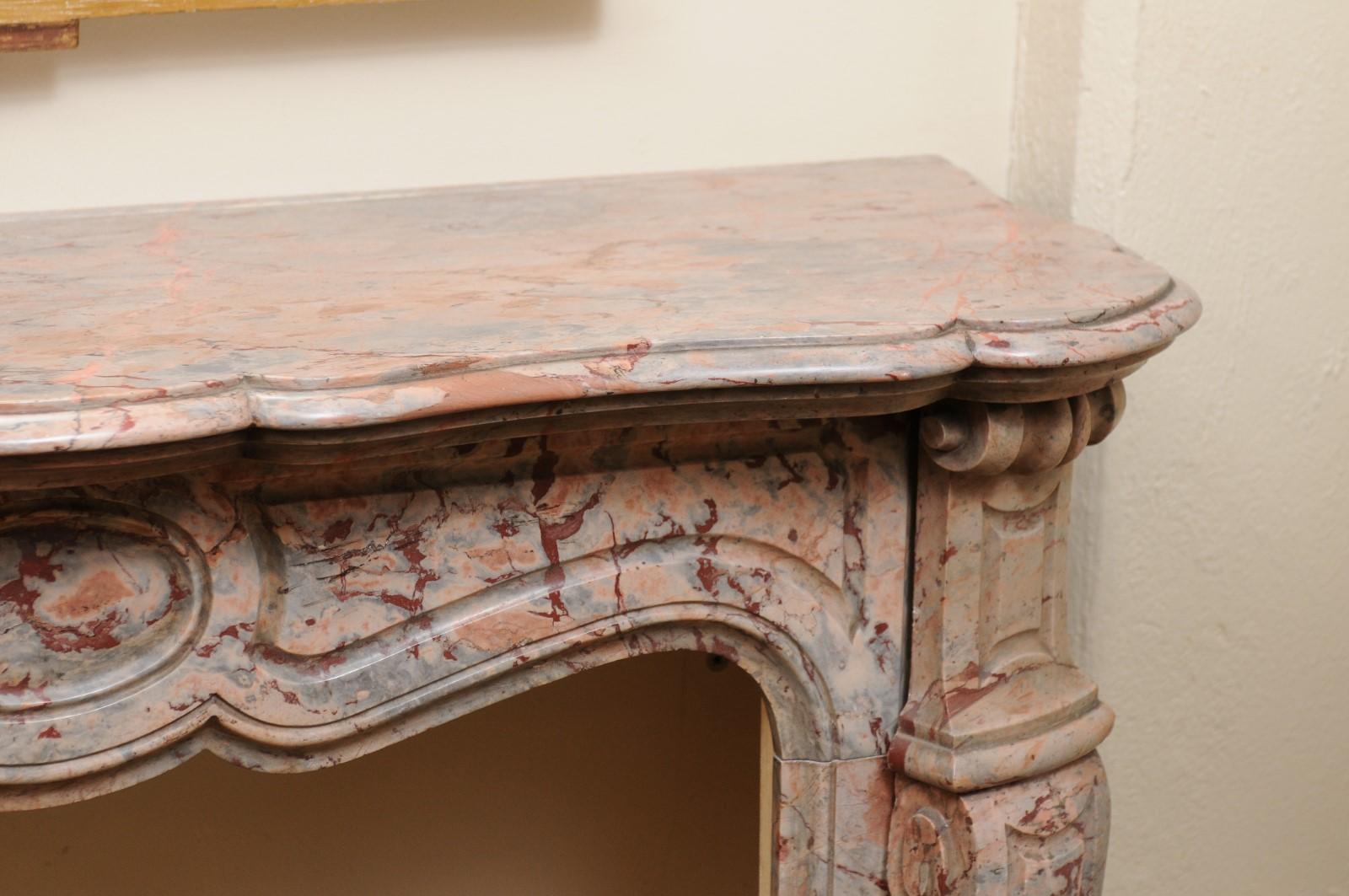 Petite cheminée en marbre aux teintes saumon et grise, 19ème siècle, France en vente 7