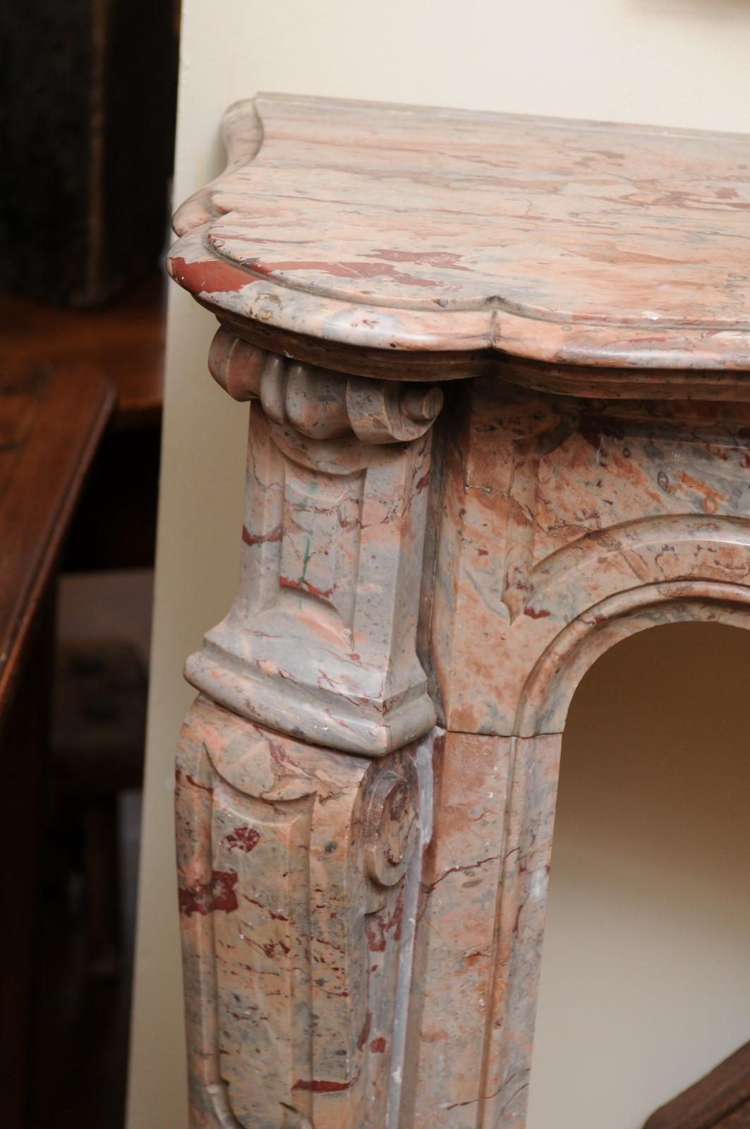 Petite cheminée en marbre aux teintes saumon et grise, 19ème siècle, France en vente 1
