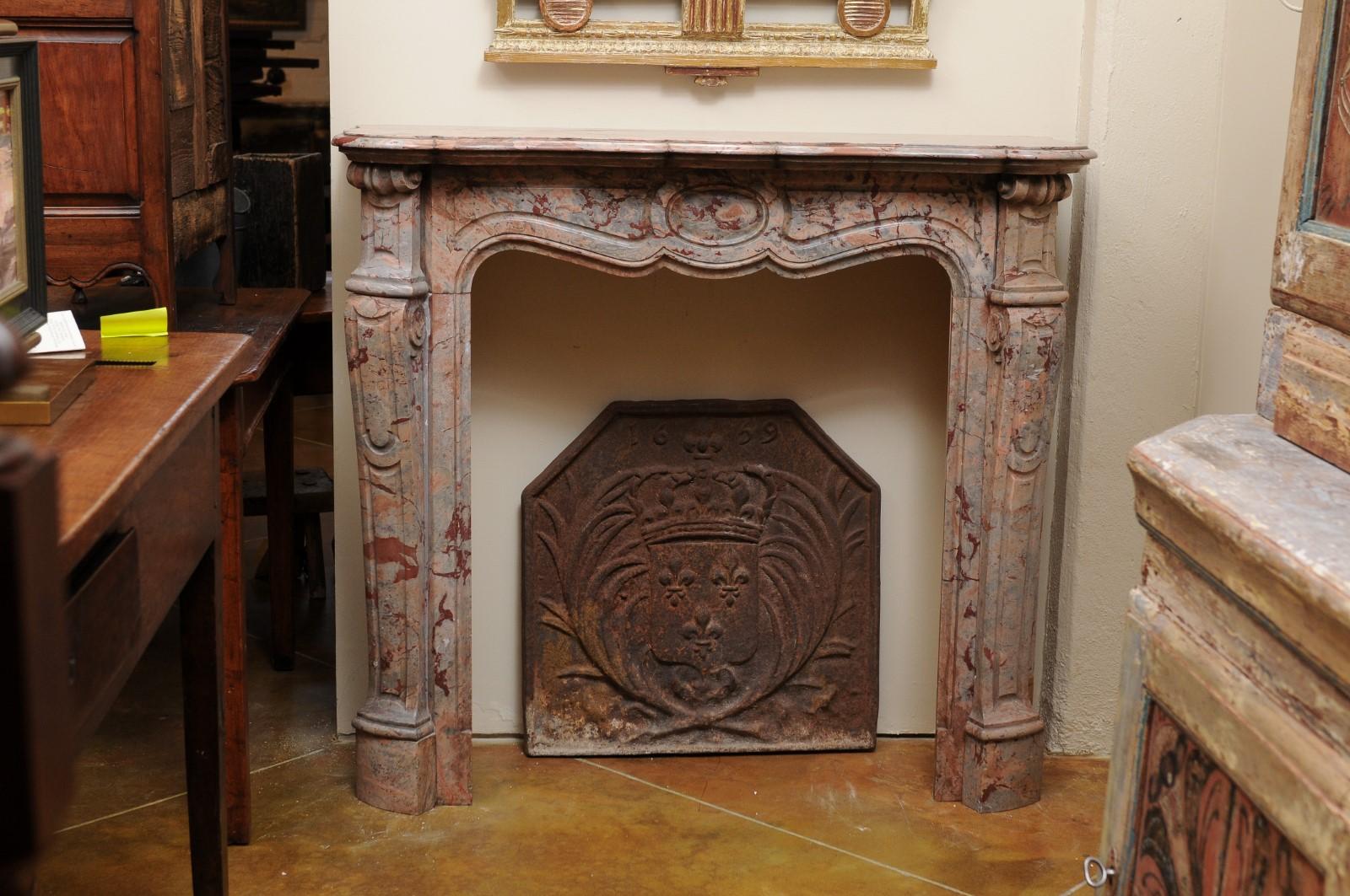 Petite cheminée en marbre aux teintes saumon et grise, 19ème siècle, France en vente 3