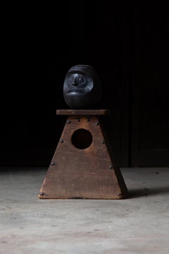 Piccolo sgabello antico giapponese dell'era Meiji in legno di cedro Sugi, stile Wabi-Sabi, Fumidai, fine del XIX secolo