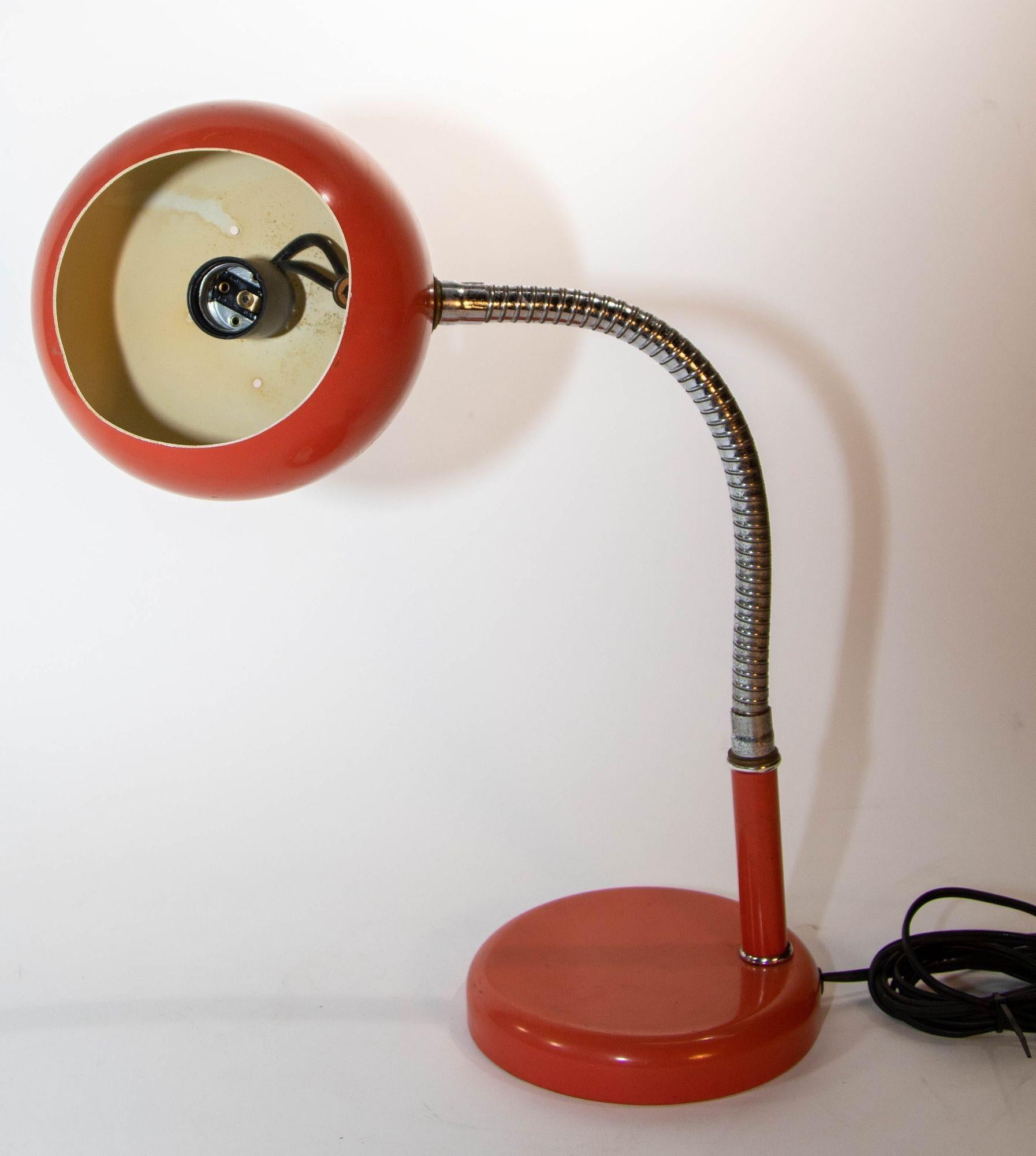 Kleine Metall-Schreibtischlampe Retro Orange Eyeball Light 1970er Jahre im Angebot 4