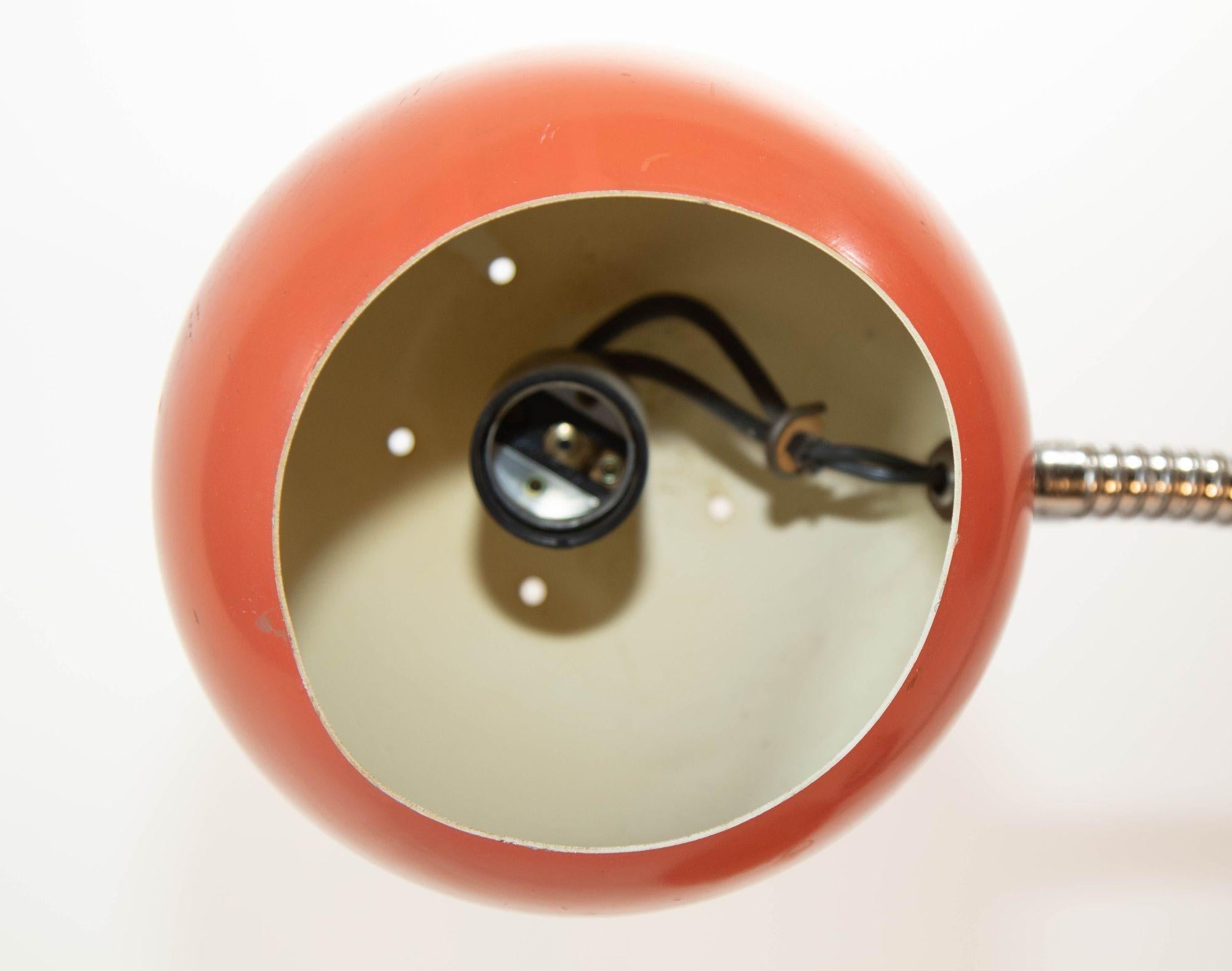 Kleine Metall-Schreibtischlampe Retro Orange Eyeball Light 1970er Jahre im Angebot 5