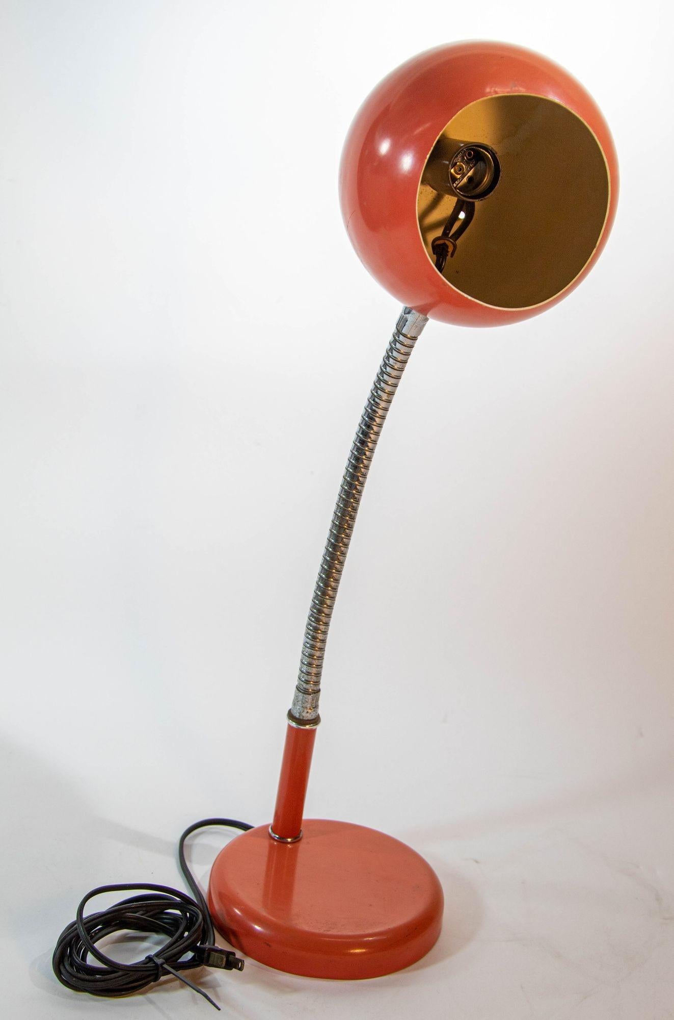 Kleine Metall-Schreibtischlampe Retro Orange Eyeball Light 1970er Jahre im Angebot 6