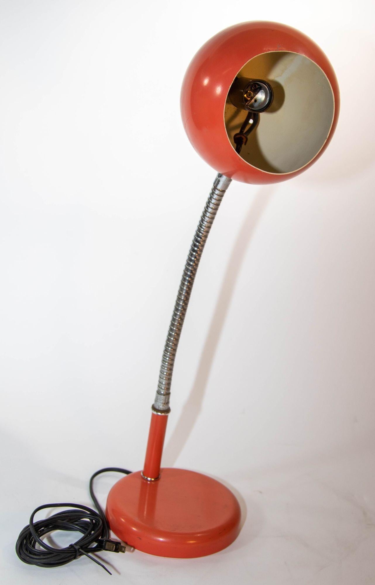 Retro Petite Metall-Schreibtischlampe in leuchtendem Orange - 1970er Jahre Eyeball Design.
Diese orangefarbene amerikanische Retro-Schreibtischlampe fängt die Essenz des Designs der 1970er Jahre ein.
Mit ihrer Space-Age-Ästhetik verleiht diese Lampe
