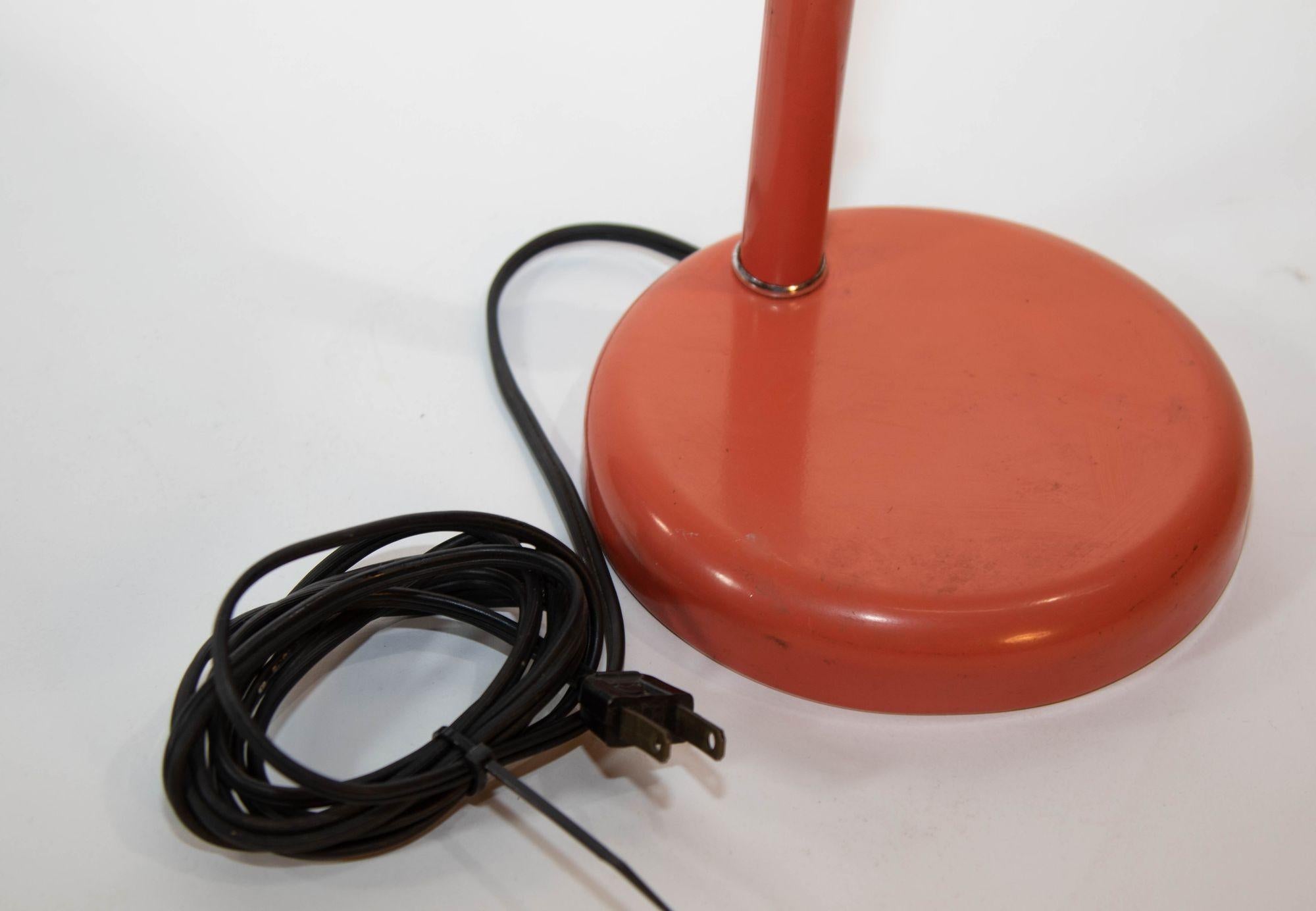 Kleine Metall-Schreibtischlampe Retro Orange Eyeball Light 1970er Jahre (Postmoderne) im Angebot