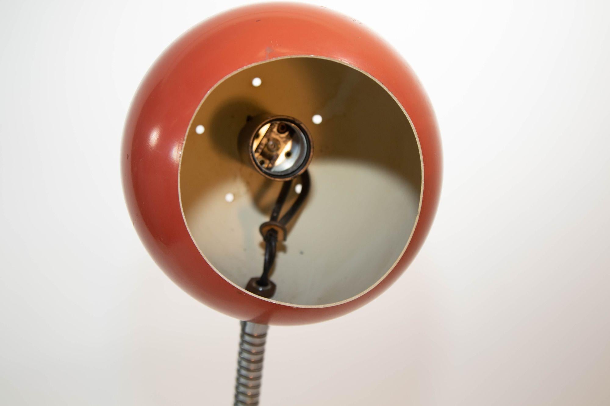 Kleine Metall-Schreibtischlampe Retro Orange Eyeball Light 1970er Jahre (amerikanisch) im Angebot