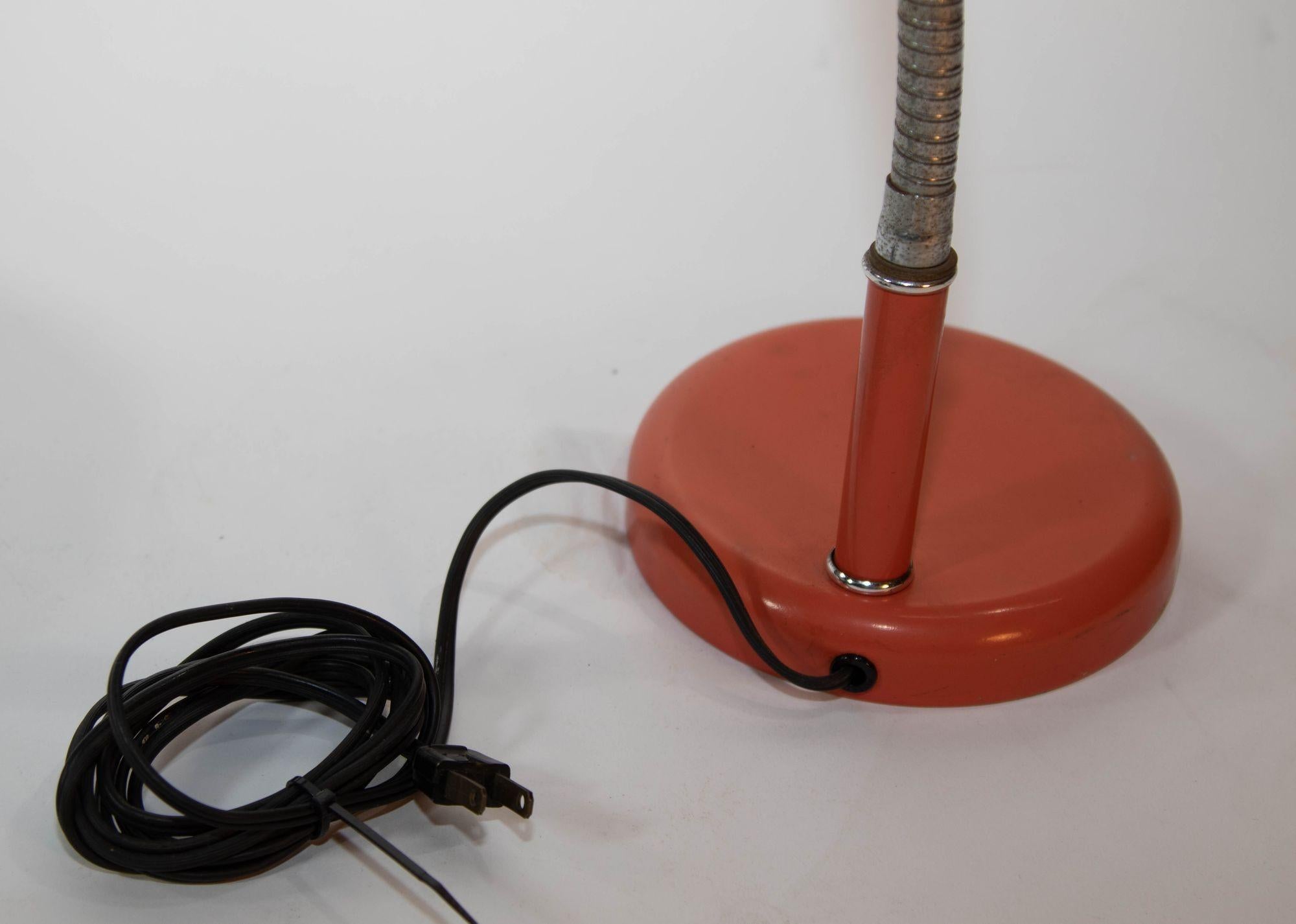 Kleine Metall-Schreibtischlampe Retro Orange Eyeball Light 1970er Jahre im Zustand „Gut“ im Angebot in North Hollywood, CA
