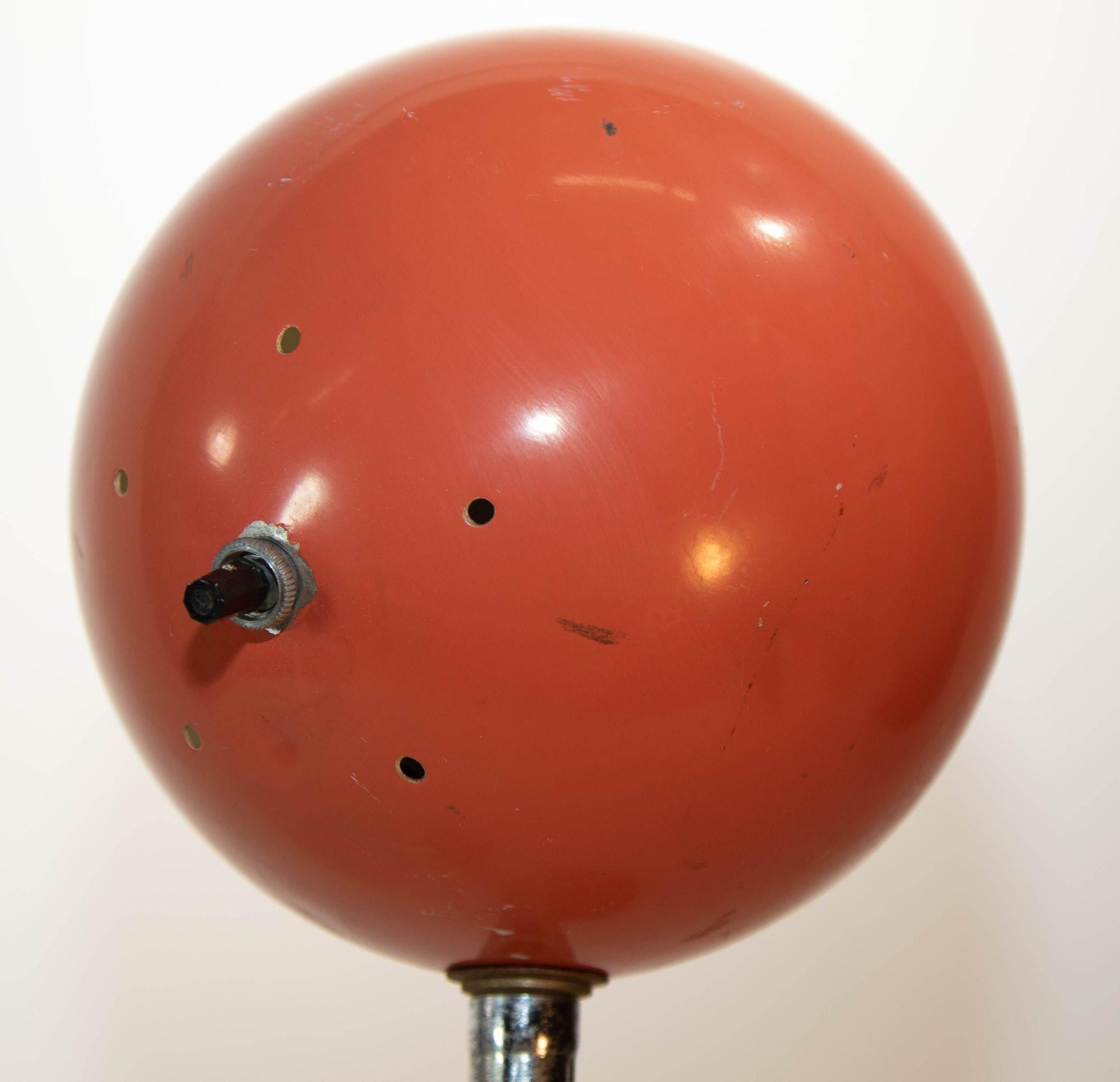 Kleine Metall-Schreibtischlampe Retro Orange Eyeball Light 1970er Jahre (20. Jahrhundert) im Angebot