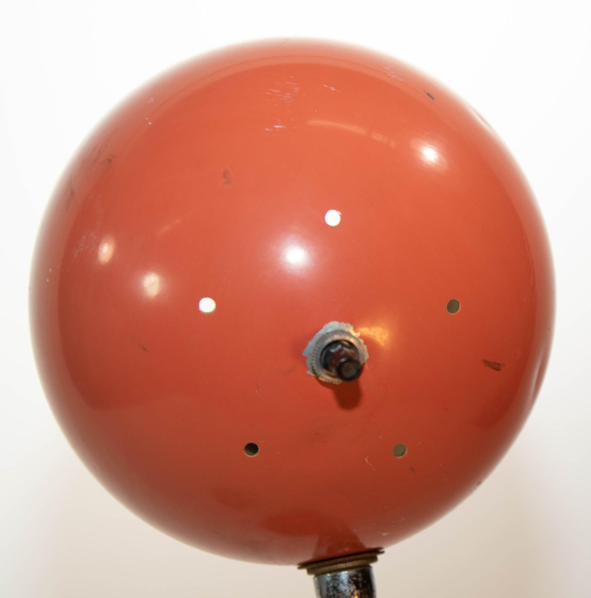 Kleine Metall-Schreibtischlampe Retro Orange Eyeball Light 1970er Jahre im Angebot 1