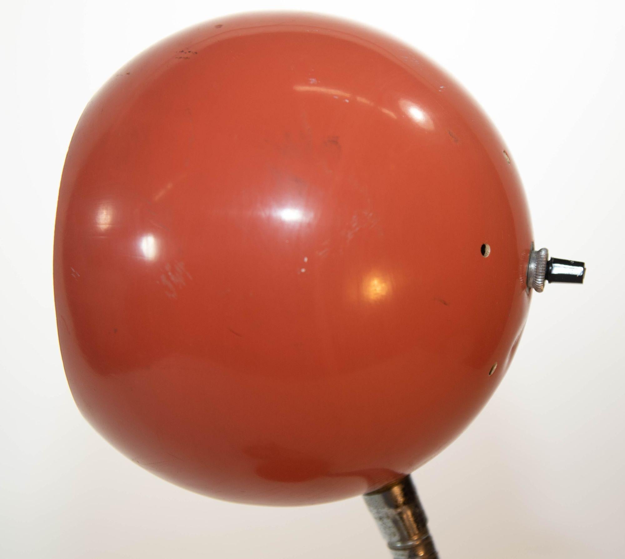 Kleine Metall-Schreibtischlampe Retro Orange Eyeball Light 1970er Jahre im Angebot 2