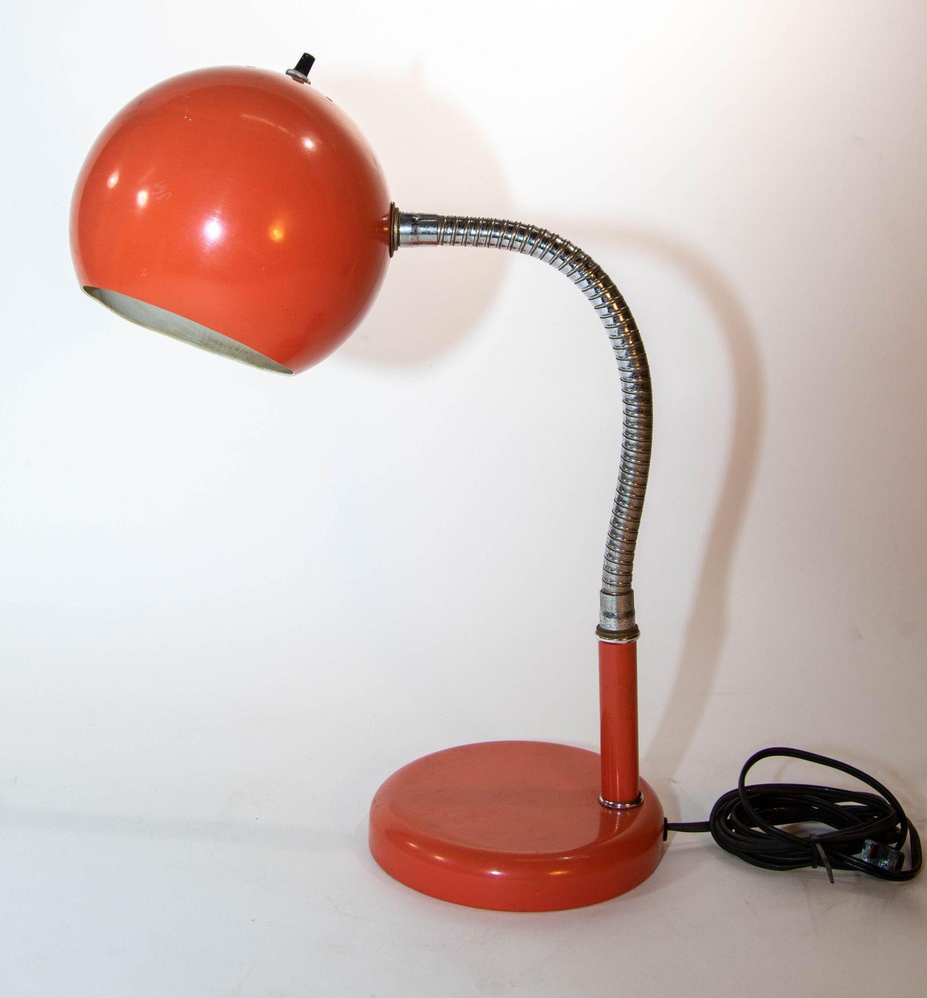 Kleine Metall-Schreibtischlampe Retro Orange Eyeball Light 1970er Jahre im Angebot 3