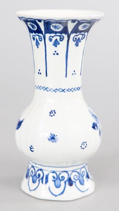 Petit vase floral en faïence de Delft hollandais du milieu du siècle