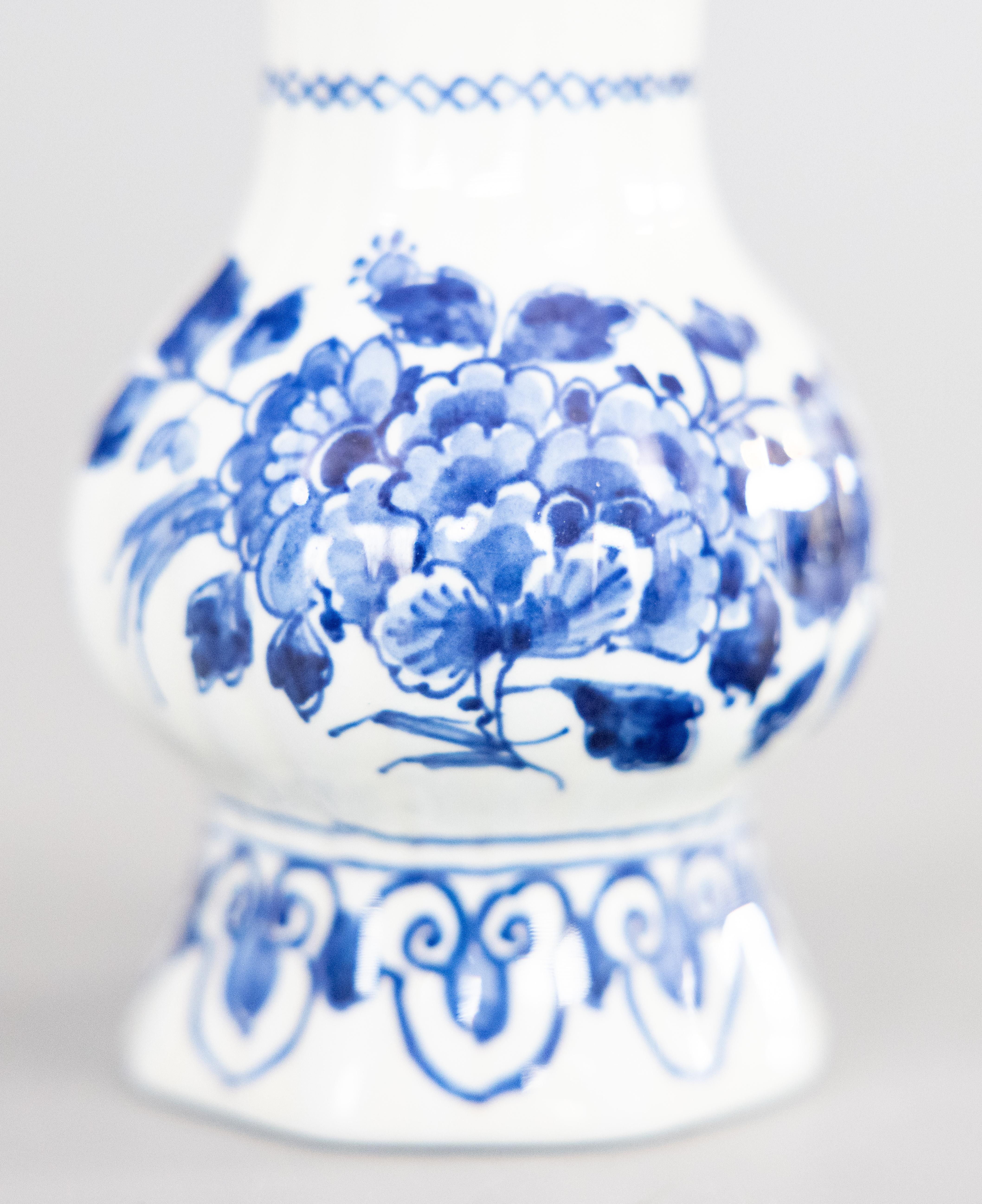 Néerlandais Petit vase floral en faïence de Delft hollandais du milieu du siècle en vente