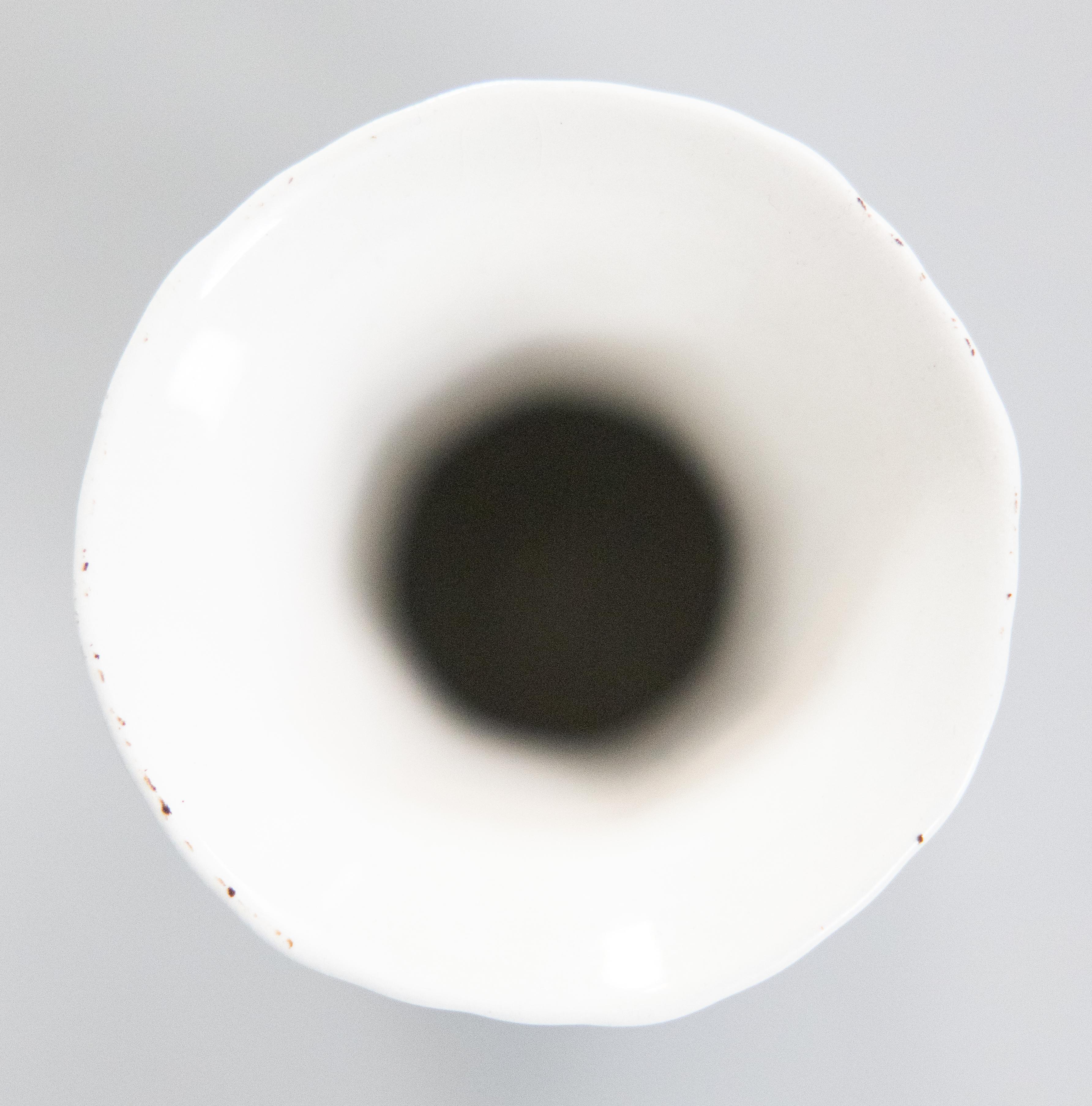 Peint à la main Petit vase floral en faïence de Delft hollandais du milieu du siècle en vente