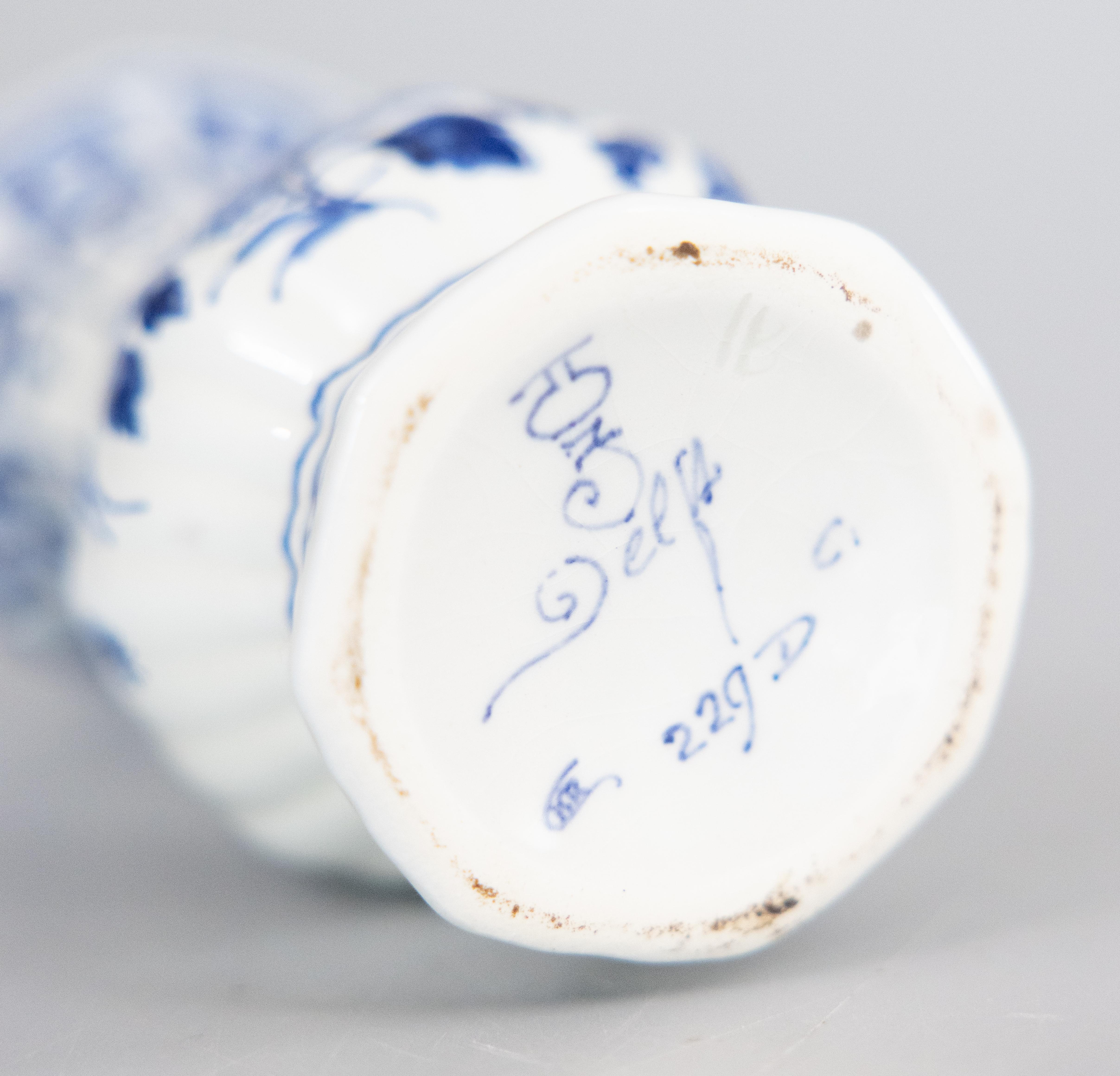 Petit vase floral en faïence de Delft hollandais du milieu du siècle Bon état - En vente à Pearland, TX