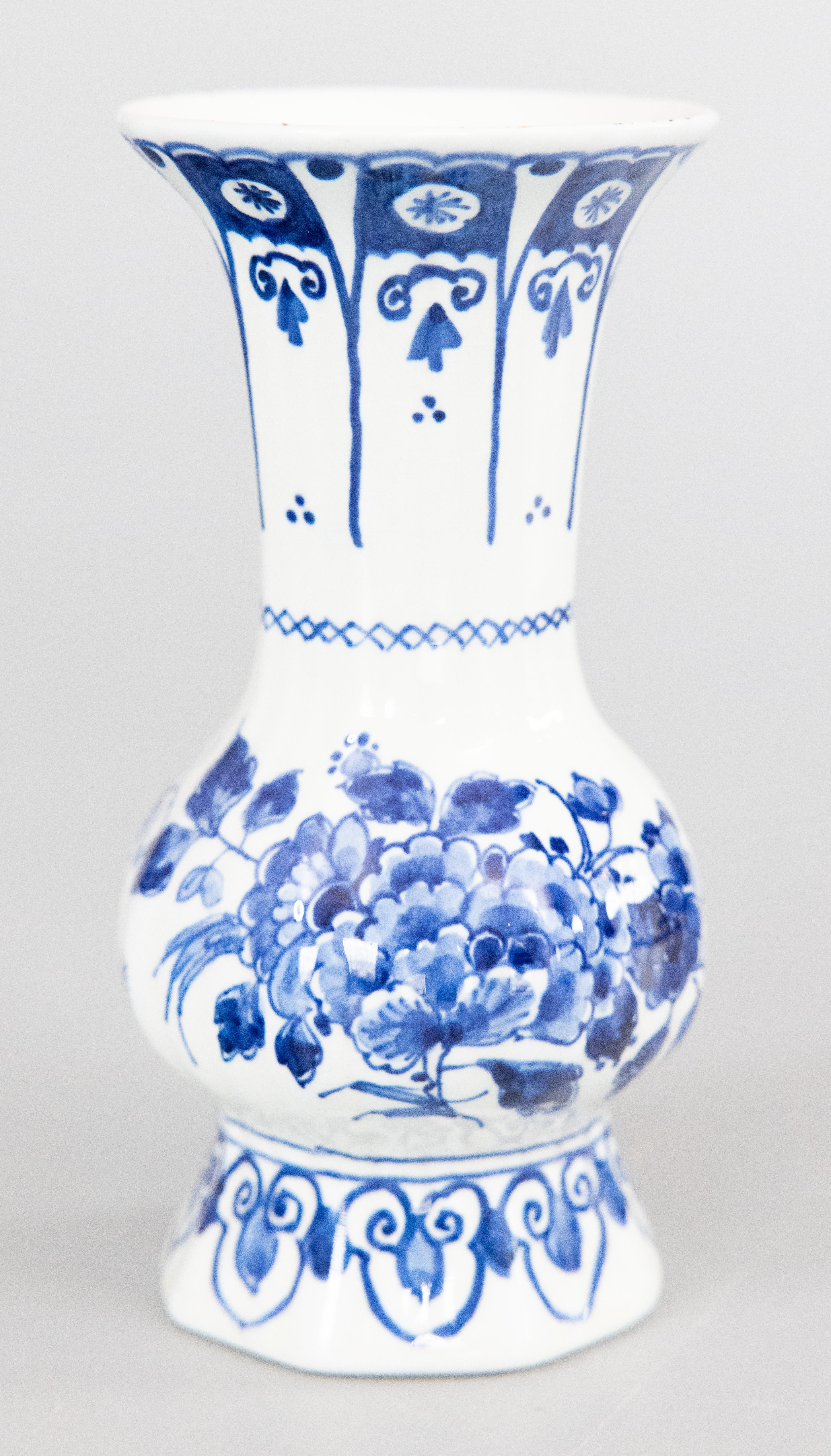 Milieu du XXe siècle Petit vase floral en faïence de Delft hollandais du milieu du siècle en vente