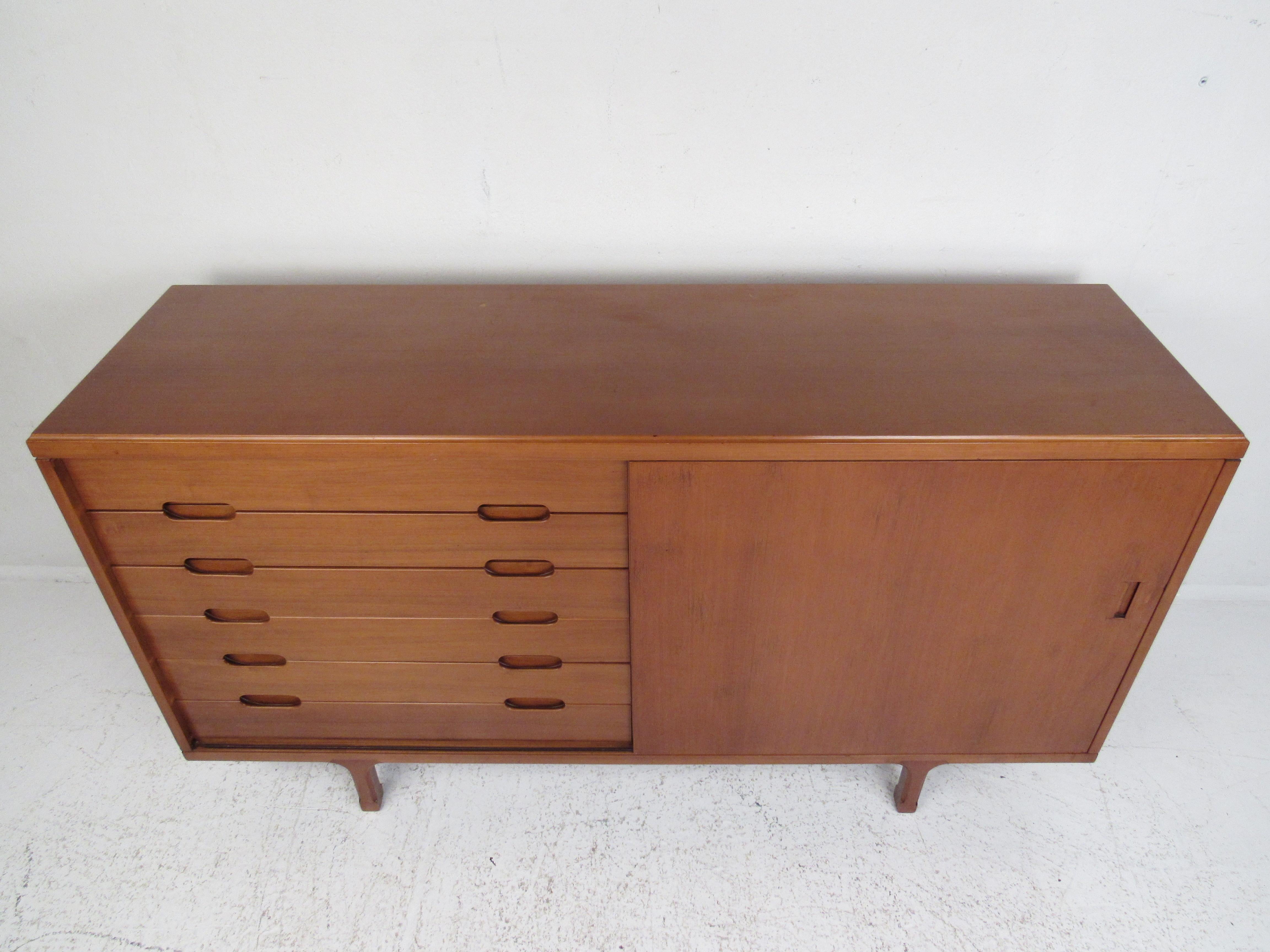 Petite Mid-Century Modern Credenza In Good Condition In Brooklyn, NY