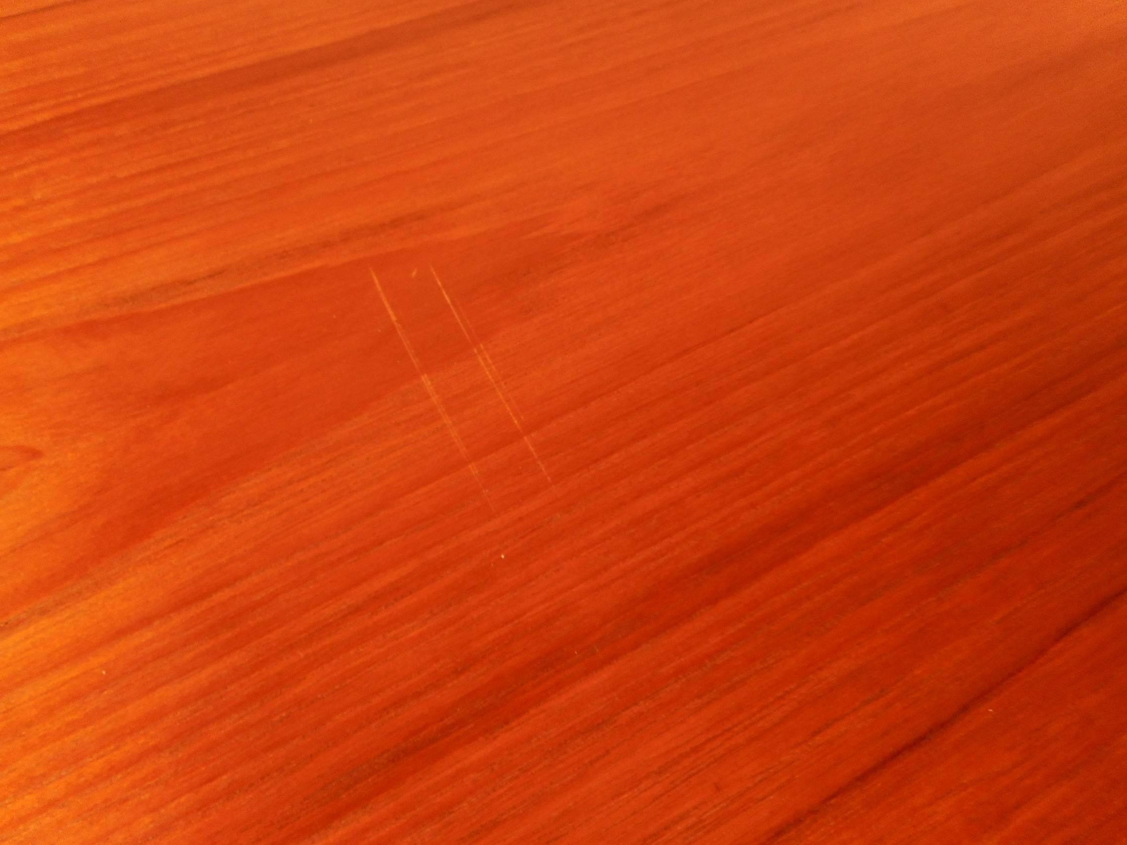 Fine XX secolo Piccola credenza danese in teak della metà del secolo scorso in vendita