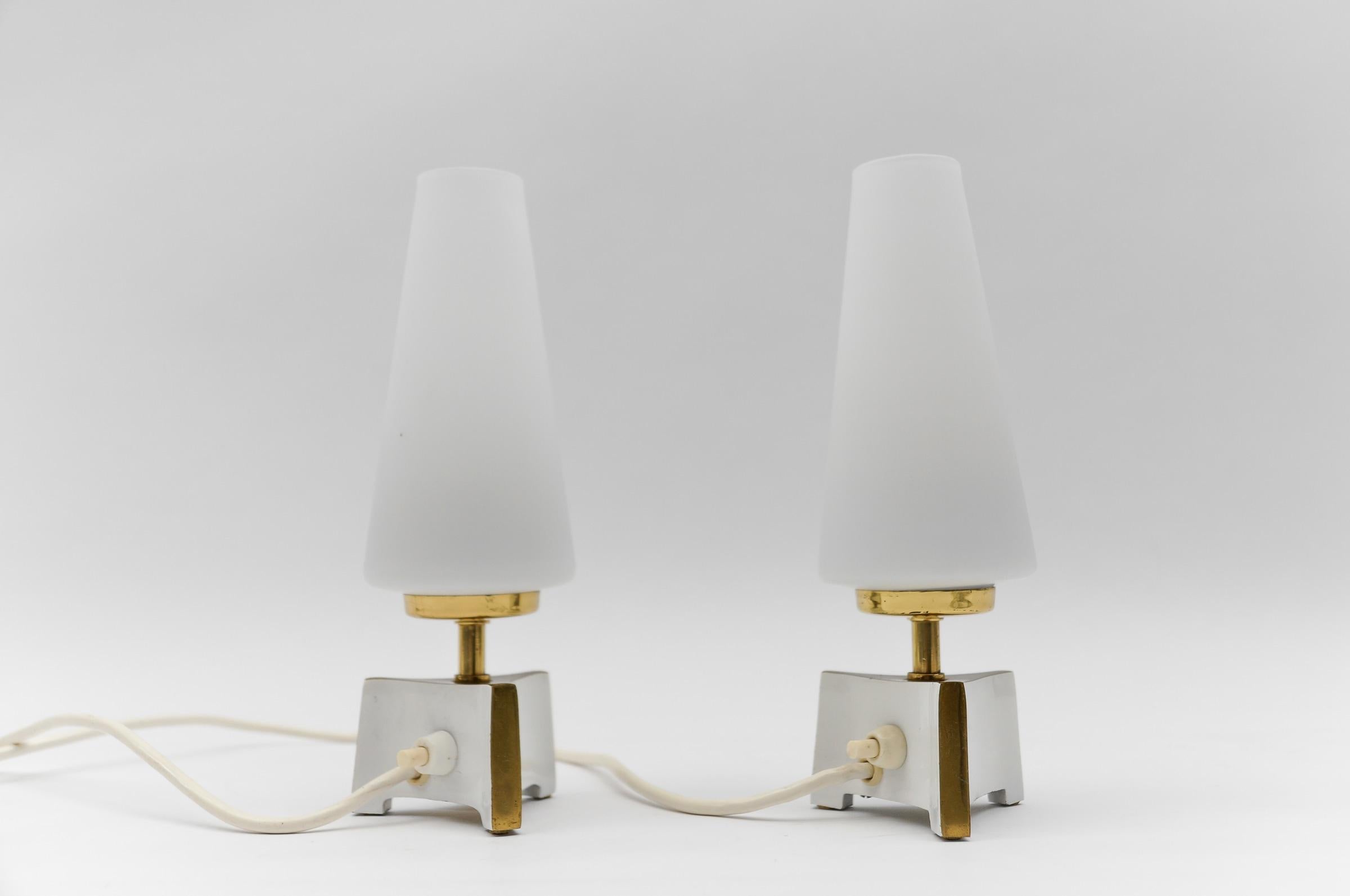 Petite Mid-Century Modern Massive Brass and Opaline Glass Table Lamps, 1950s   In Good Condition For Sale In Nürnberg, Bayern