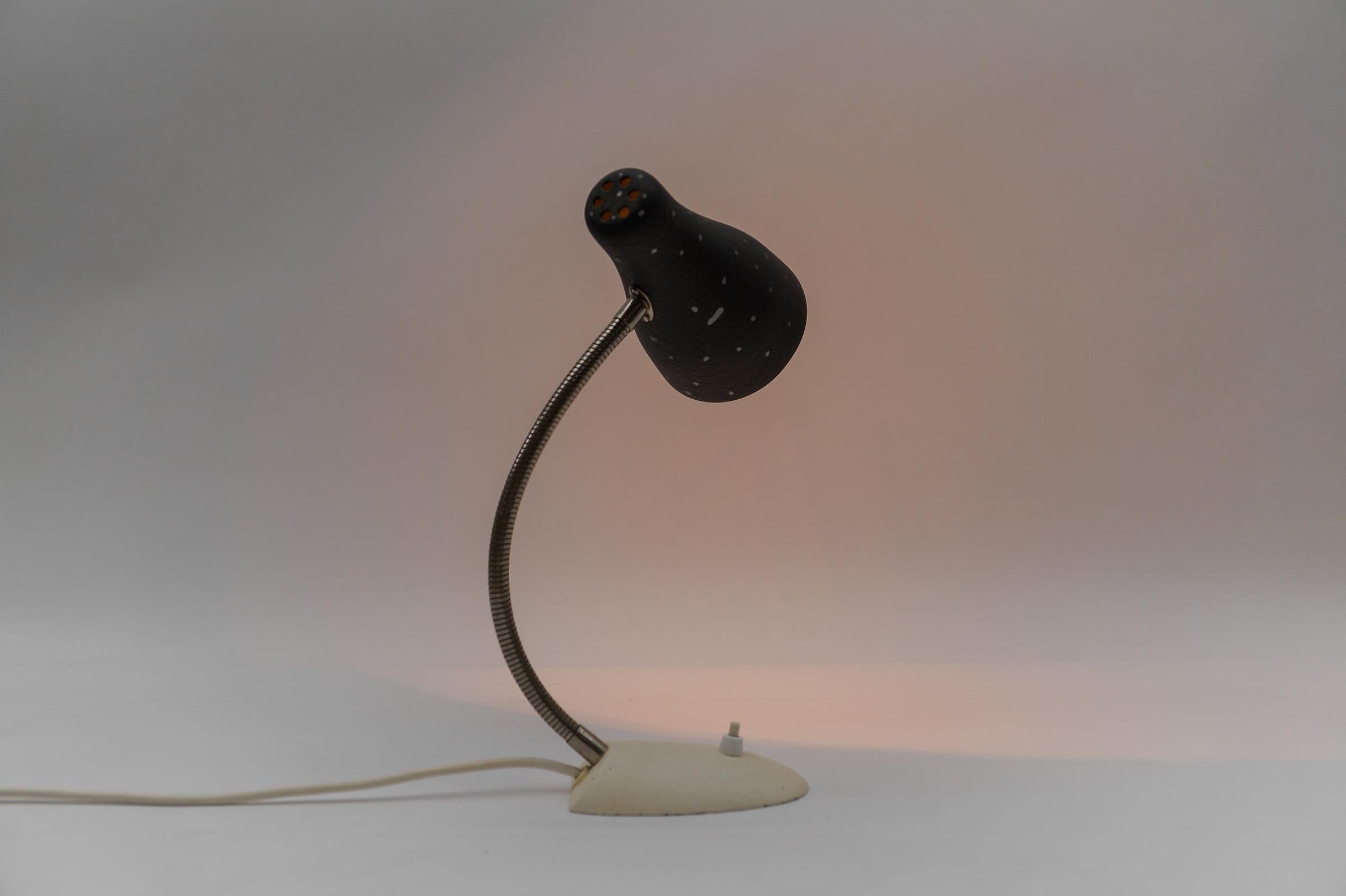 Petite Mid-Century Modern Table Lamp, 1960s For Sale 1