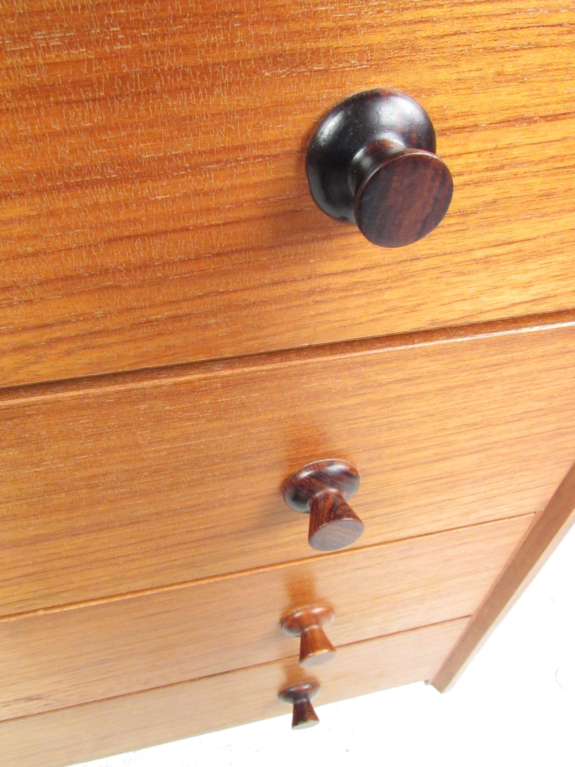 Petite Mid-Century Modern Teak Chest of Drawers In Good Condition In Brooklyn, NY