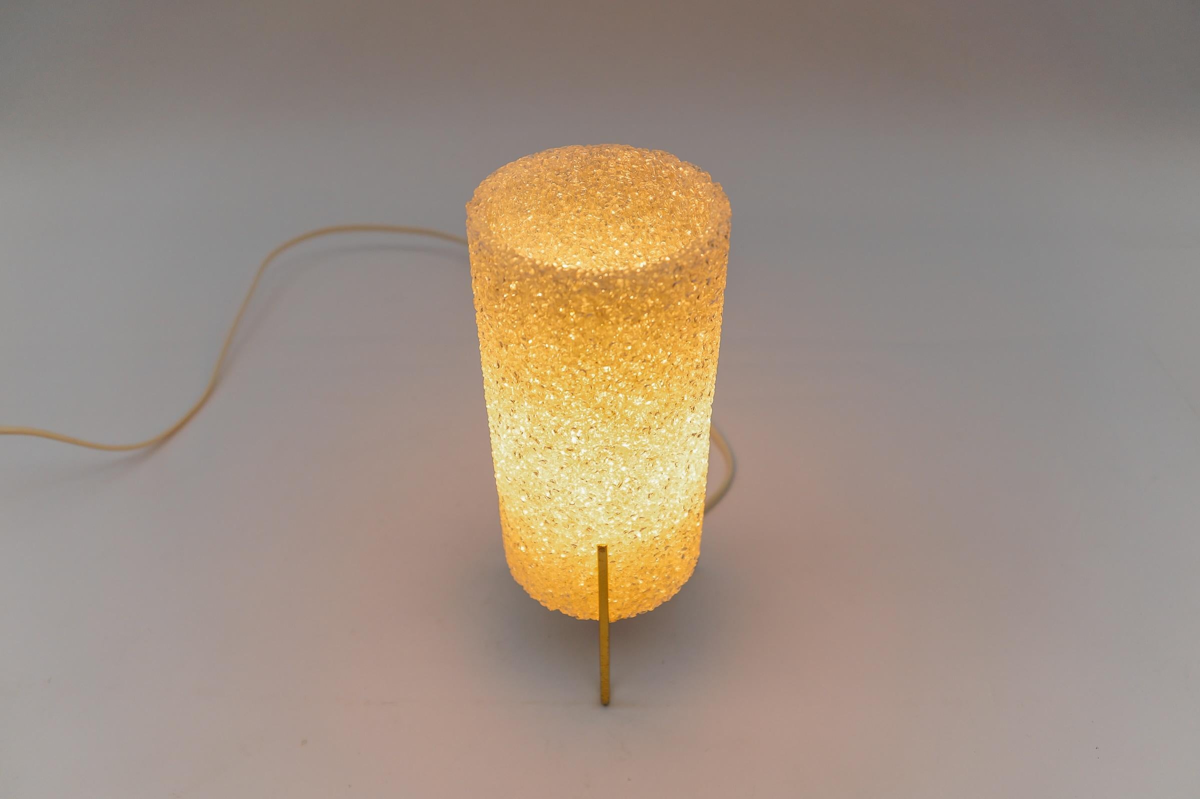 Allemand Petite lampe de bureau tripode moderne du milieu du siècle dernier en laiton et granit, années 1960  en vente
