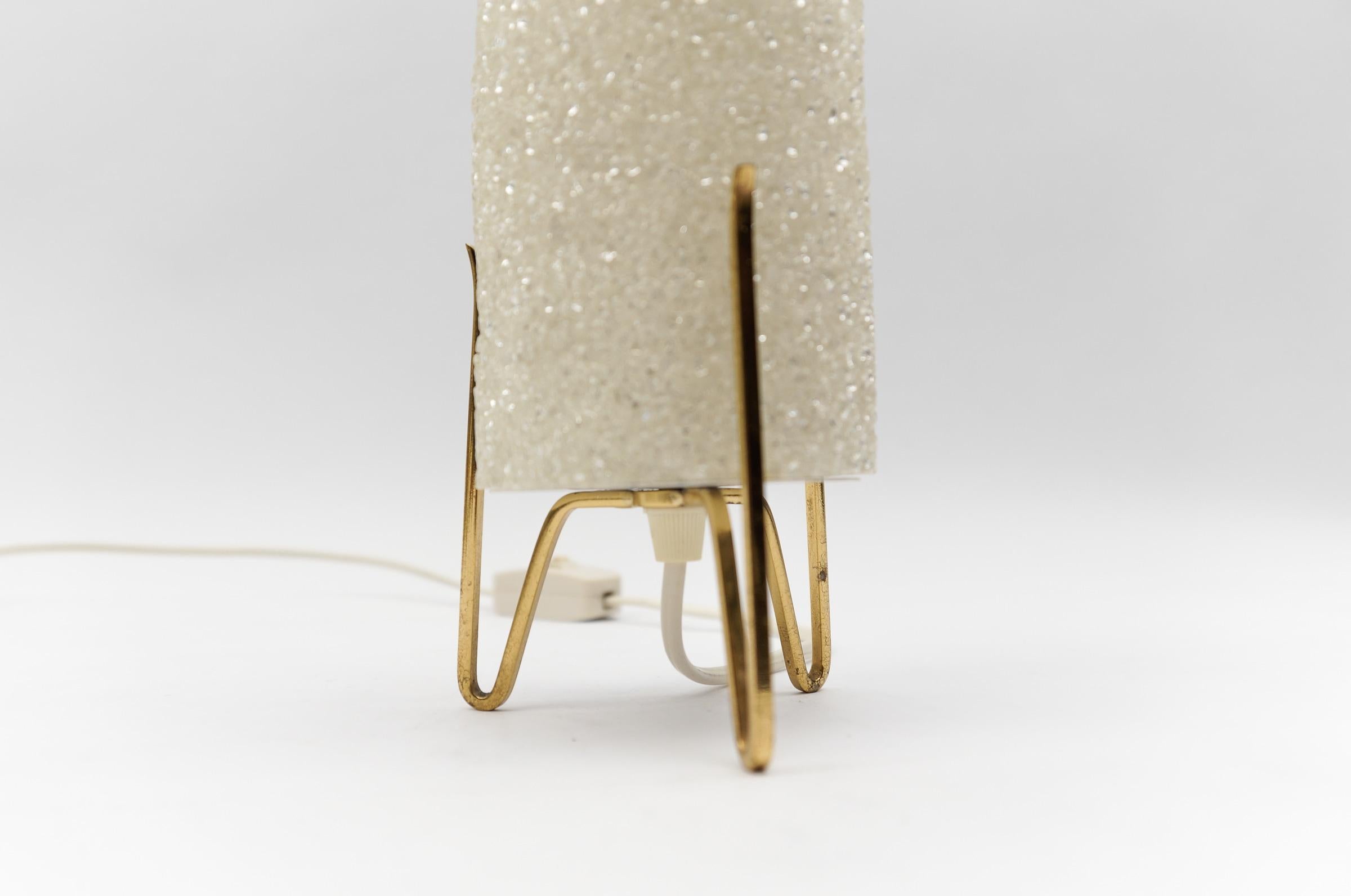 Petite Mid-Century Modern Tripod Table Lamp in Brass and Granulate, 1960s  For Sale 1