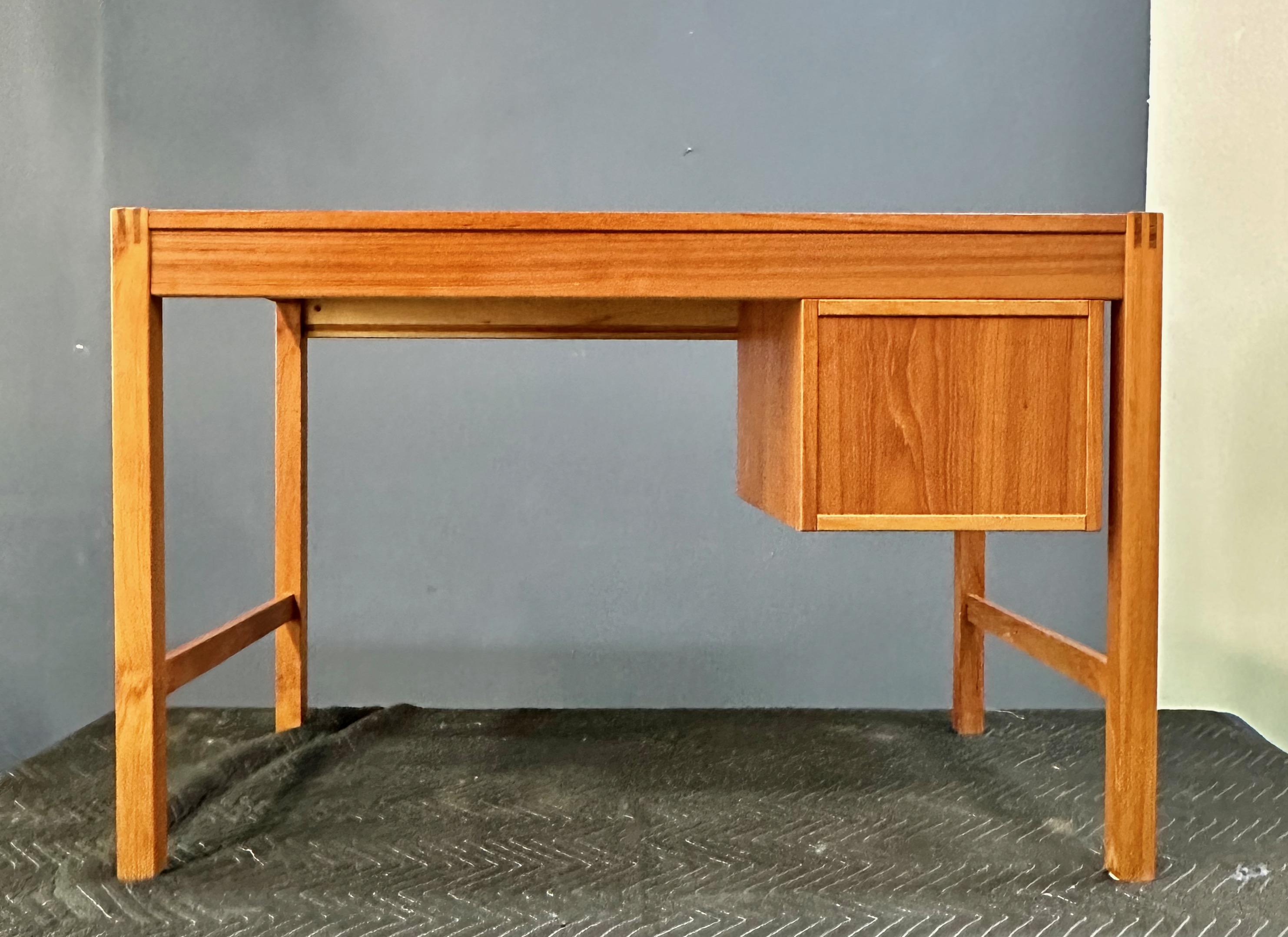 Petite Mid Century Teak Danish Desk with Sliding Drawers and Exposed Joinery  In Good Condition In Philadelphia, PA