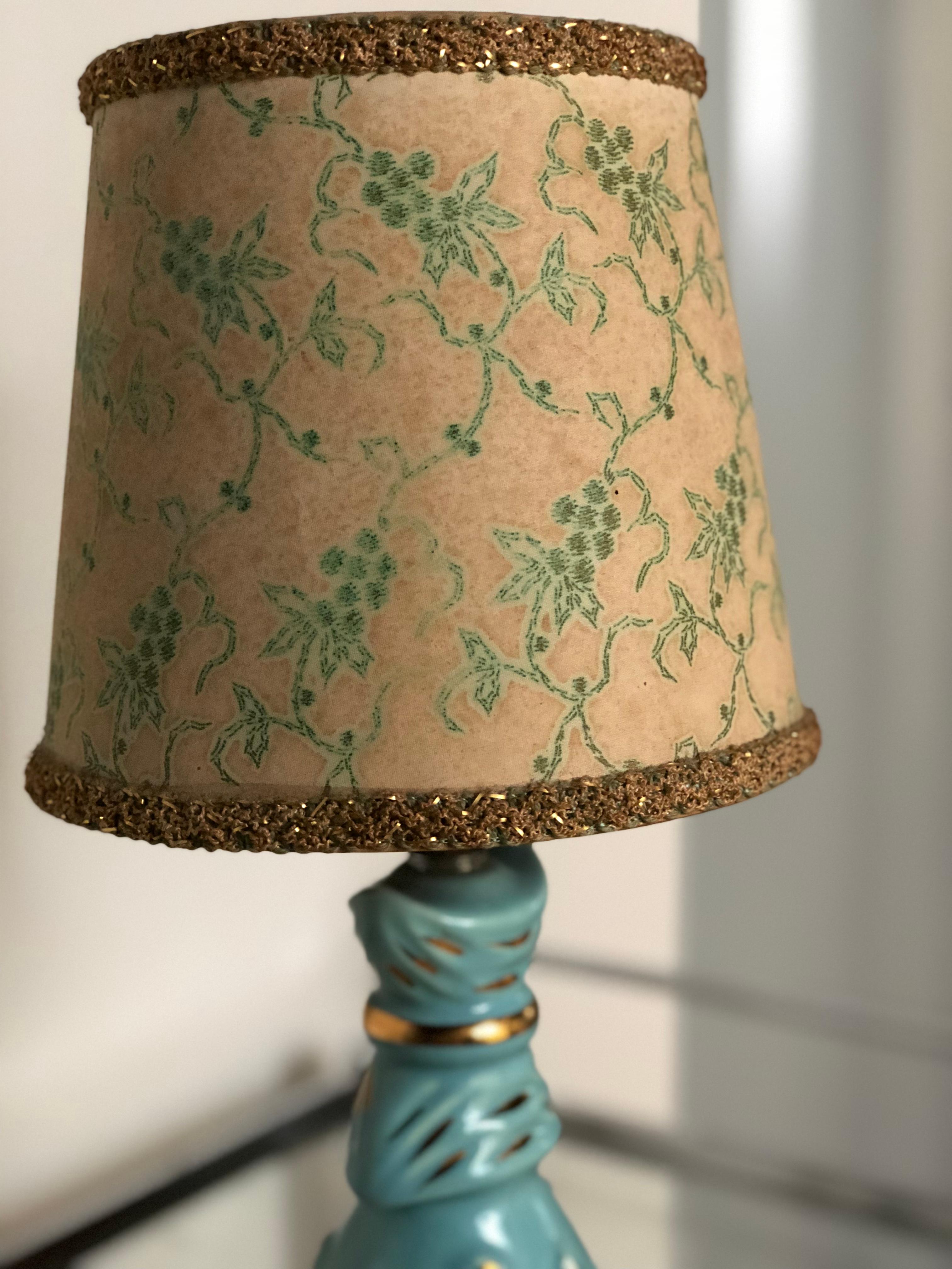 Mid-Century moderno Piccola lampada da tavolo del Medioevo in turchese e oro con paralume floreale originale in vendita