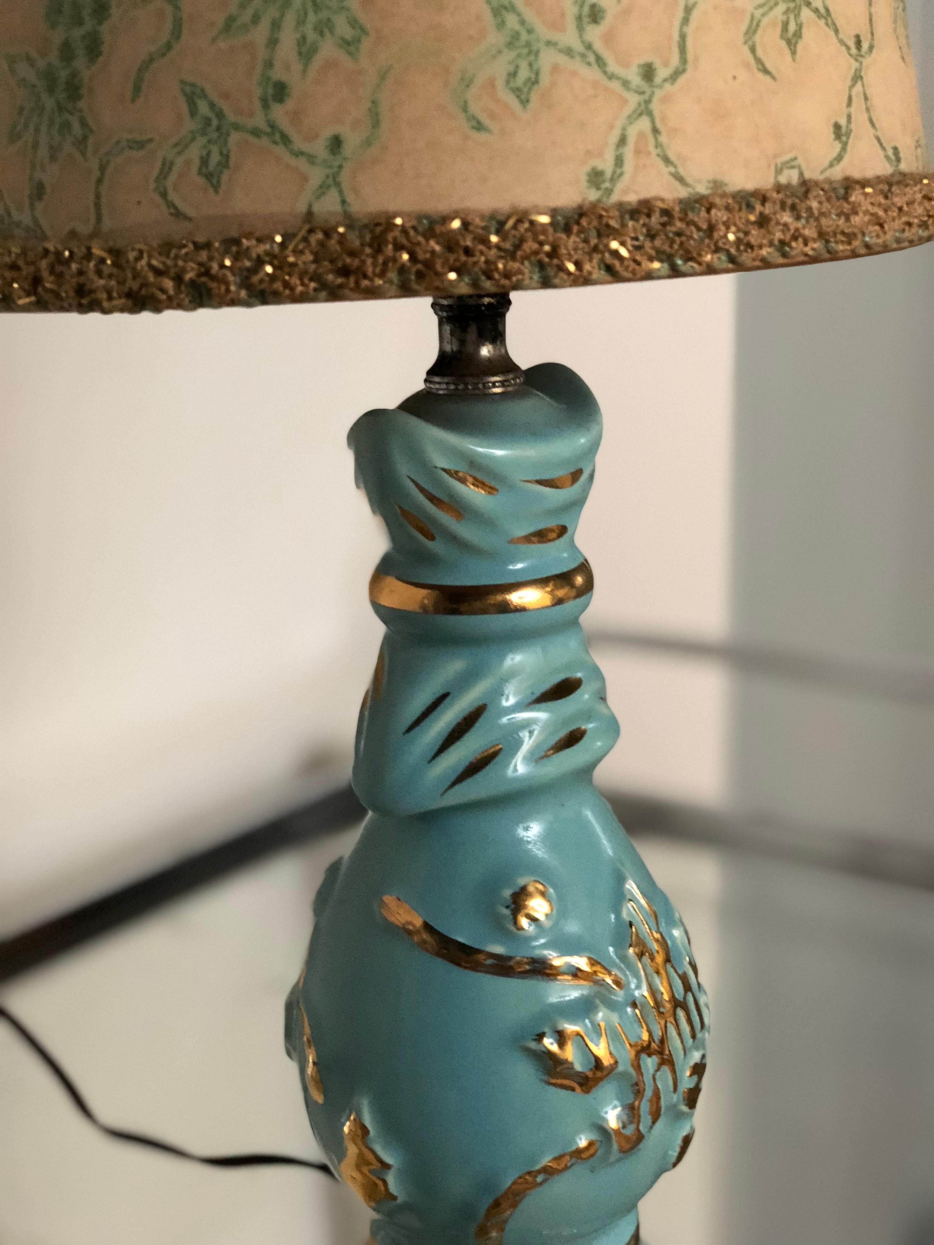 Americano Piccola lampada da tavolo del Medioevo in turchese e oro con paralume floreale originale in vendita