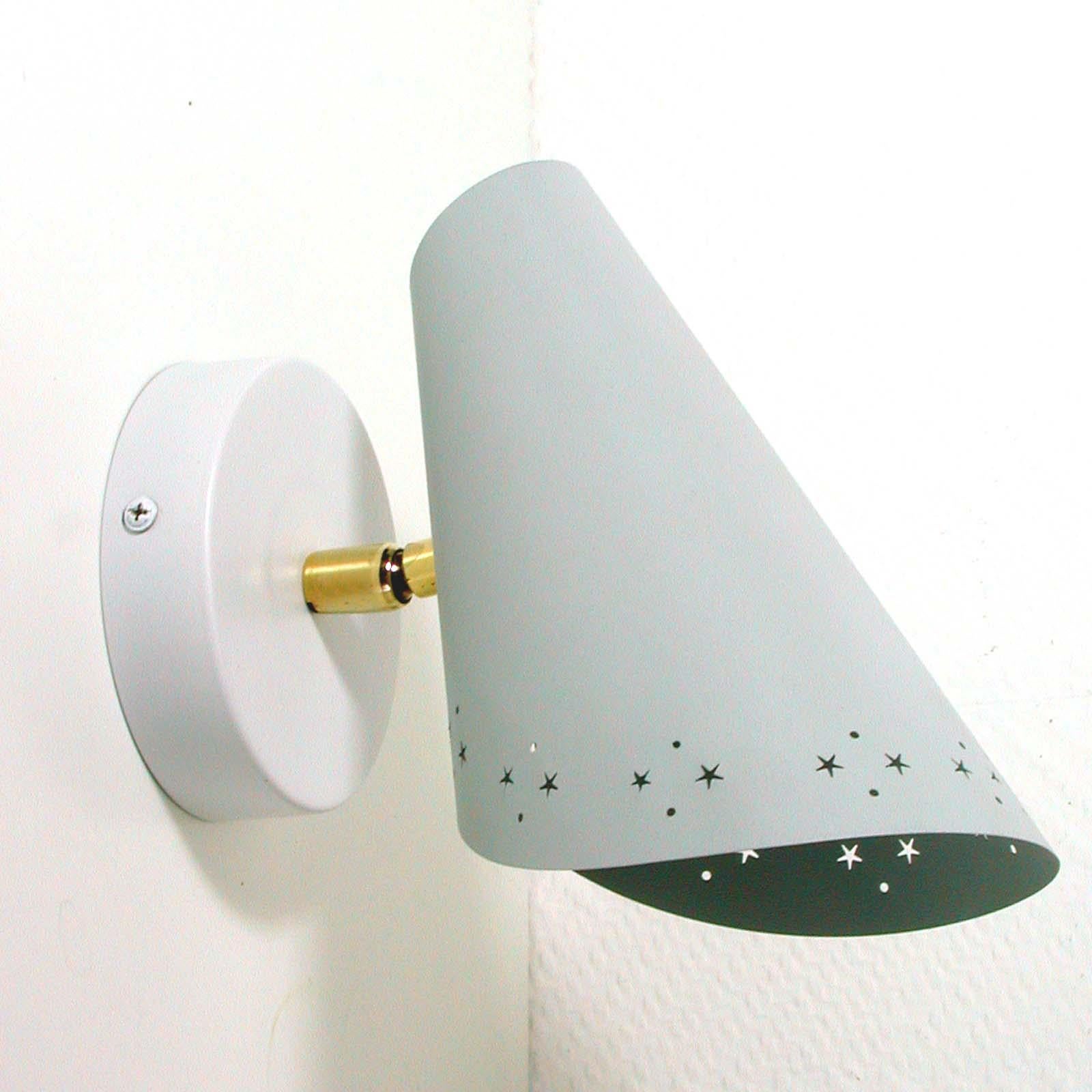 Rare and awesome Italian petite sconce. Made of brass and light grey lacquered metal with white backplate (4