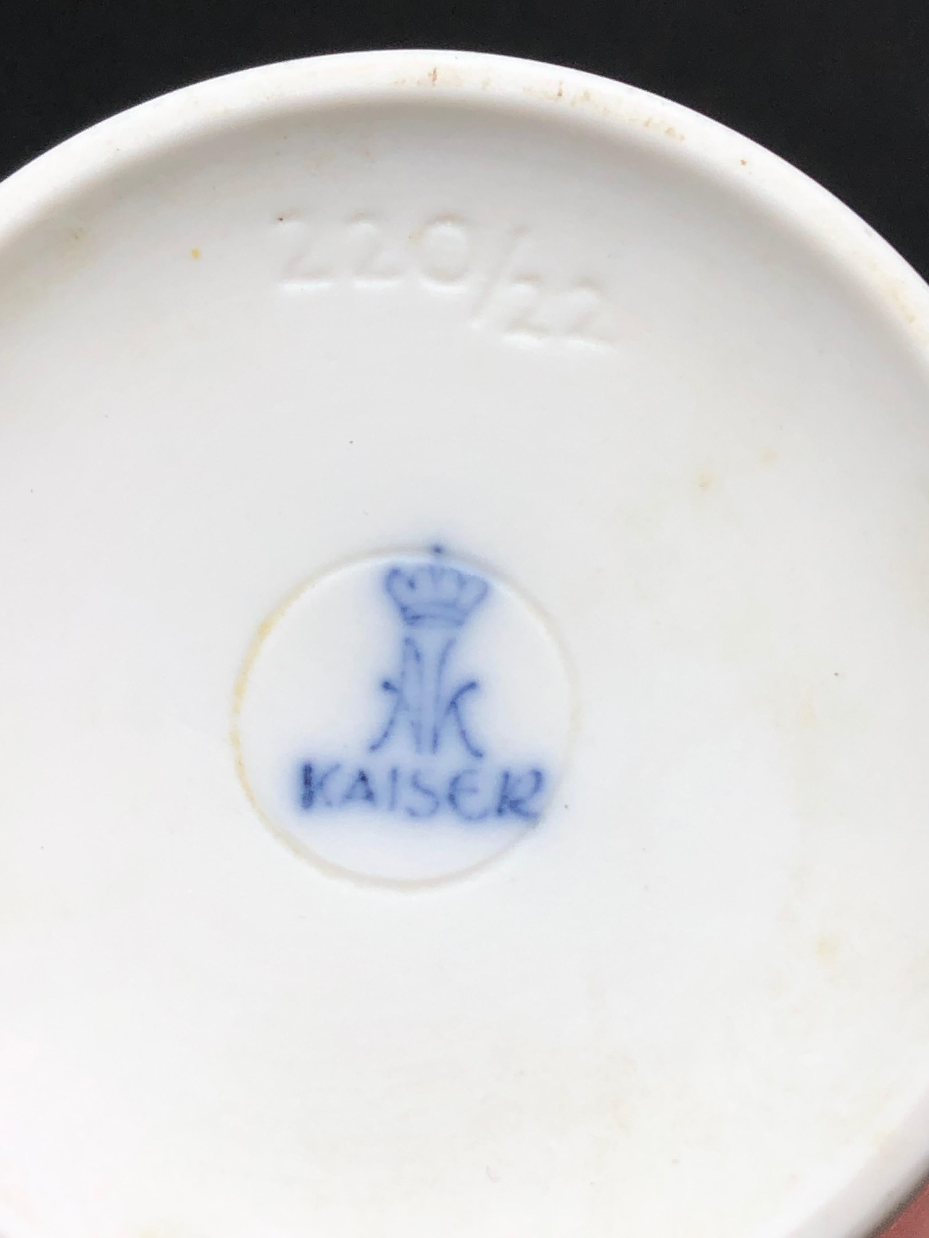 Kleine Biskuitvase aus der Mitte des Jahrhunderts von Kaiser Porcelain, Deutschland, 1970er Jahre im Angebot 9