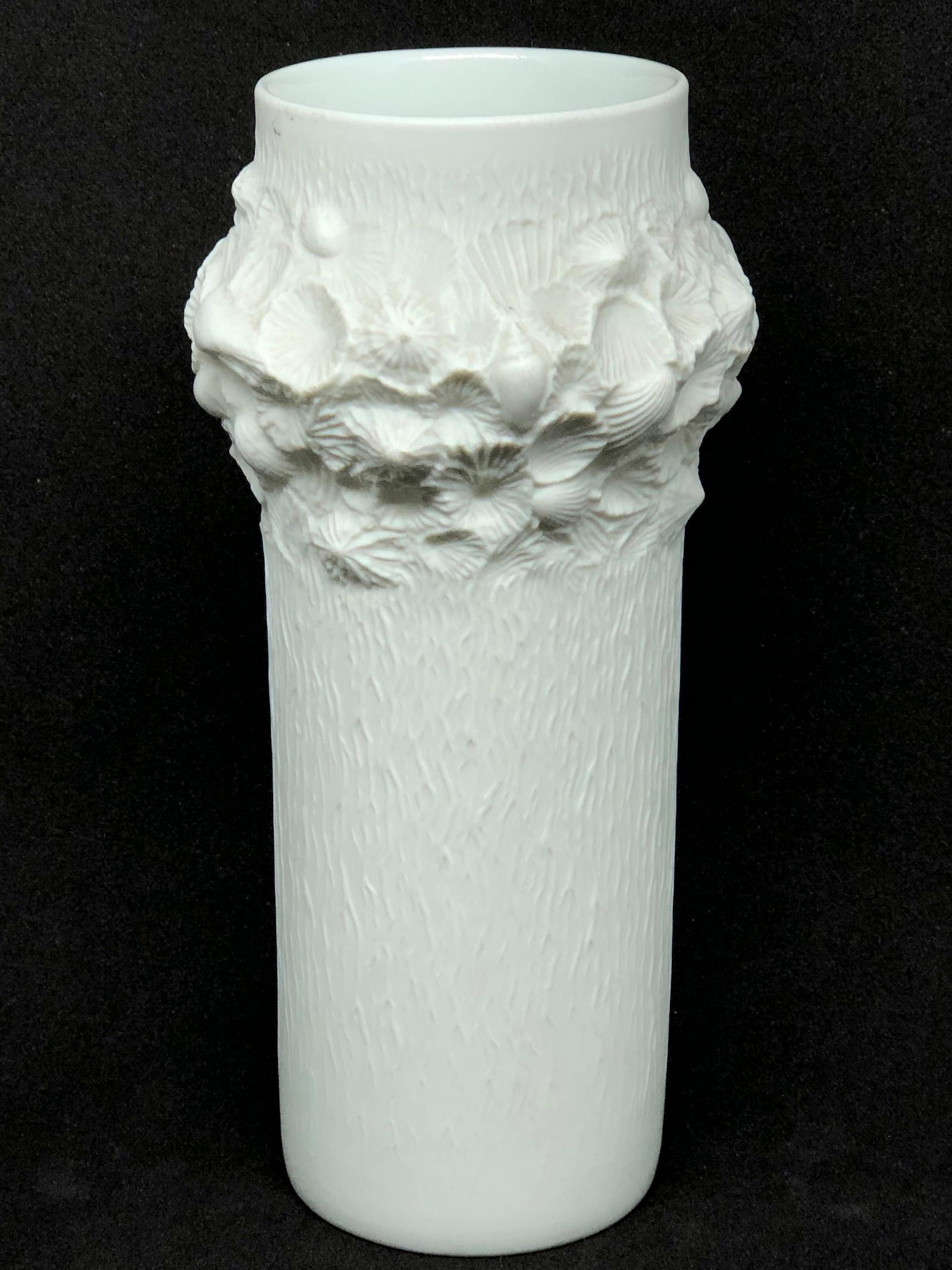 Un étonnant vase en porcelaine bisque de style studio du milieu du siècle dernier, fabriqué en Allemagne par Kaiser Porcelain, vers les années 1970. Le vase est en très bon état, sans éclats, ni fissures, ni morsures de puces. Signé avec la marque