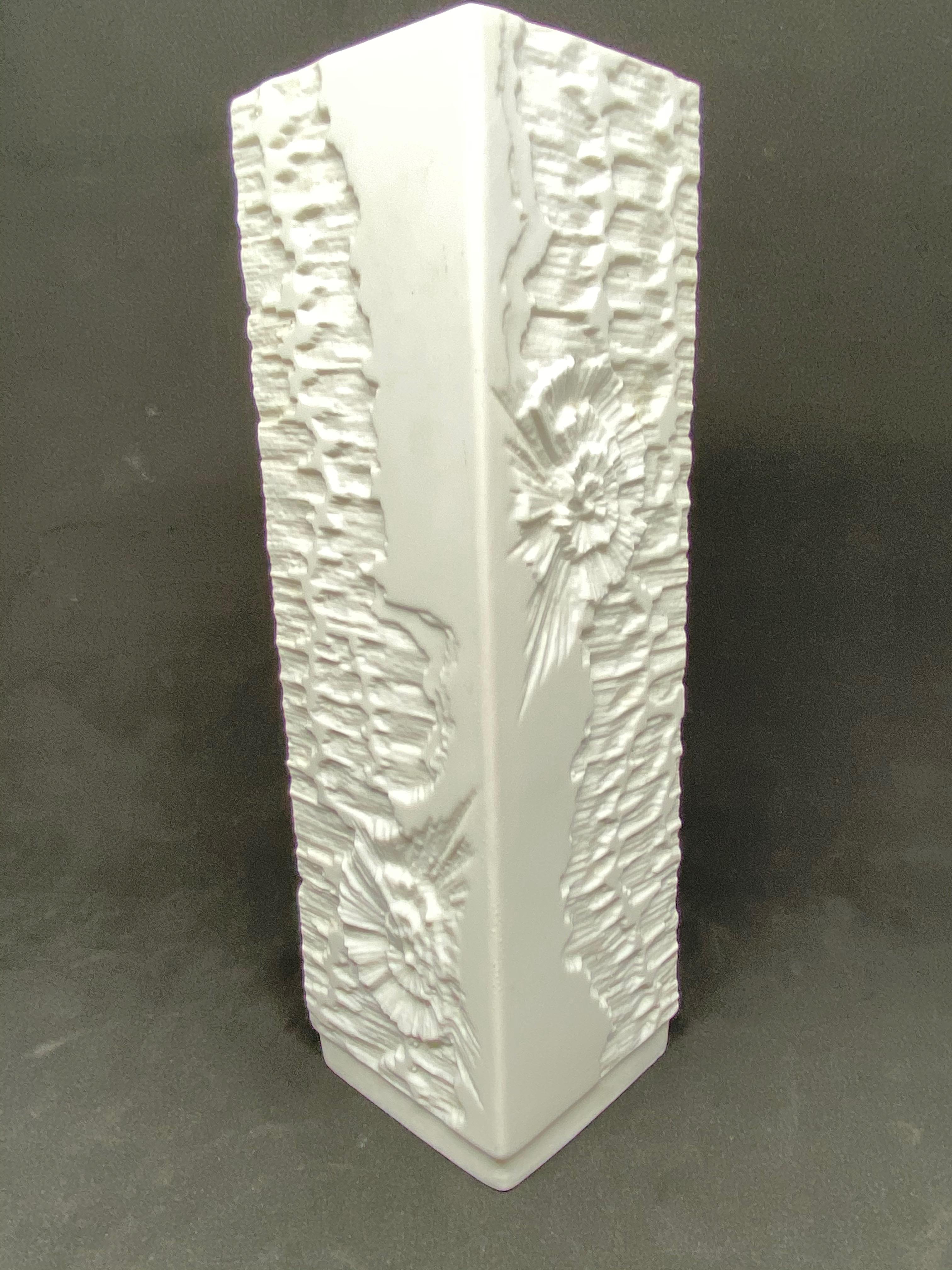 Un étonnant vase en porcelaine biscuit de studio du milieu du siècle, fabriqué en Allemagne par Kaiser Porcelain, vers les années 1970. Le vase est en très bon état, sans éclats, fissures ou piqûres de puces. Signé avec la marque du fabricant et le