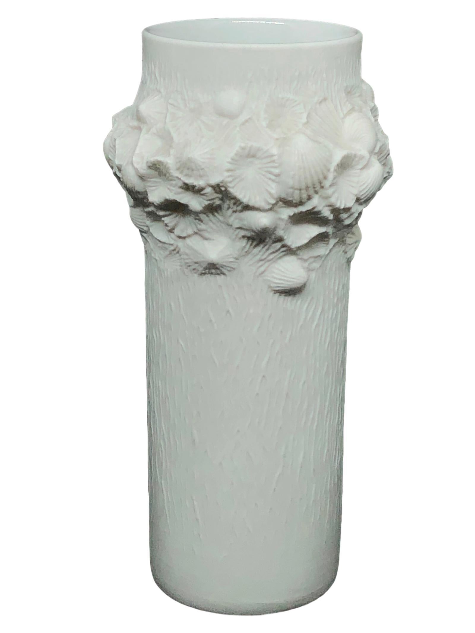 Mid-Century Modern Petit vase fossile biscuit du milieu du siècle dernier en porcelaine Kaiser, Allemagne, 1970 en vente