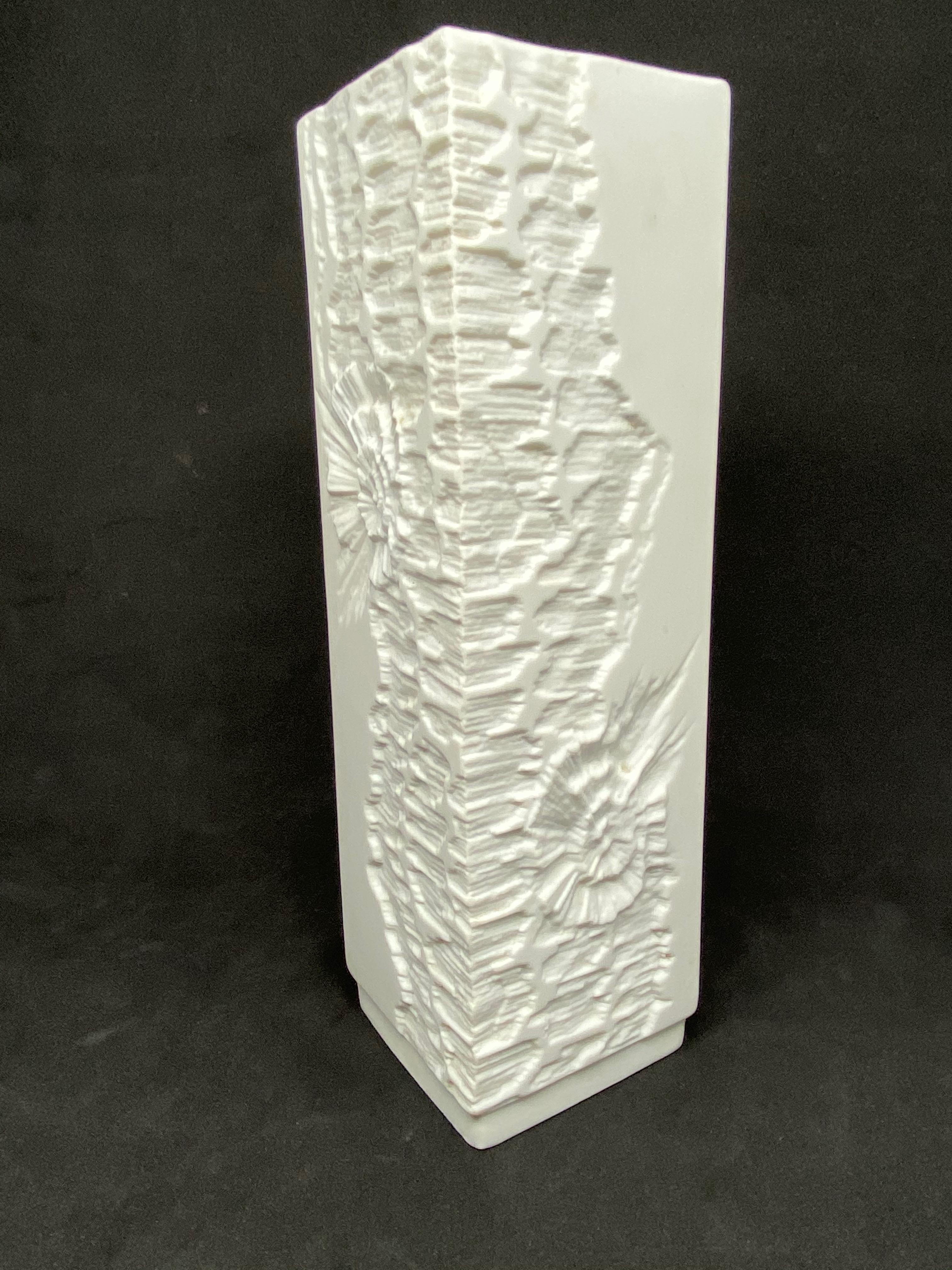 Mid-Century Modern Petit vase fossile biscuit du milieu du siècle dernier en porcelaine Kaiser, Allemagne, 1970 en vente