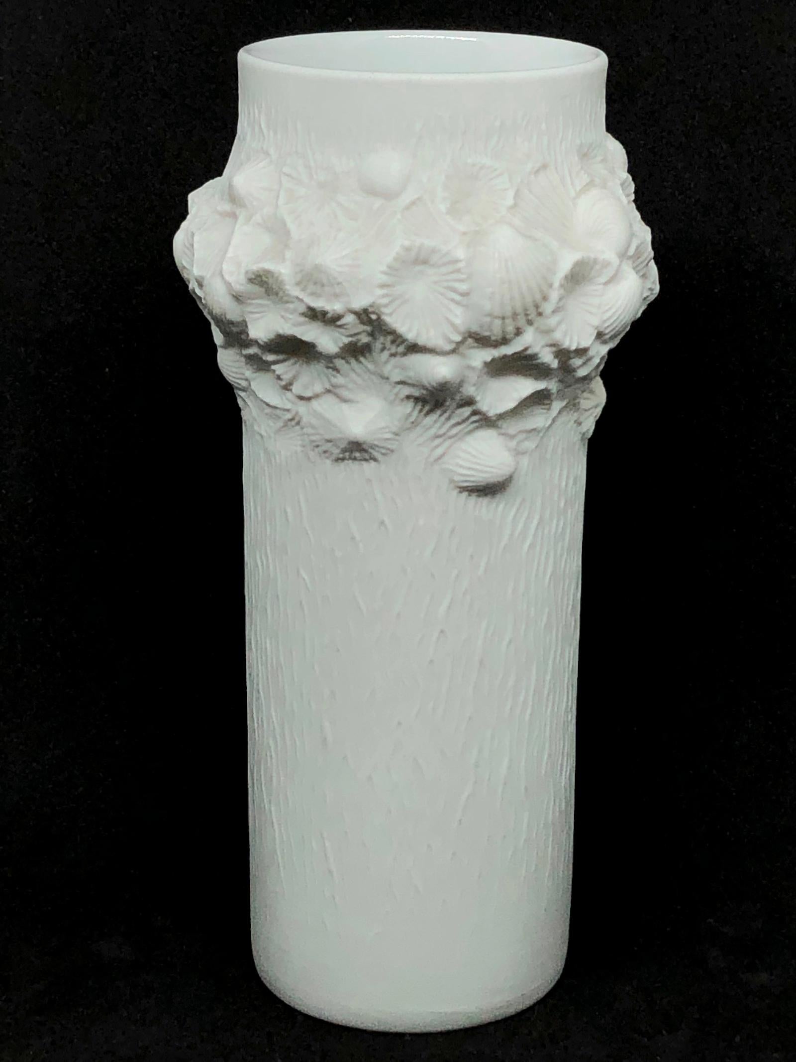 Allemand Petit vase fossile biscuit du milieu du siècle dernier en porcelaine Kaiser, Allemagne, 1970 en vente