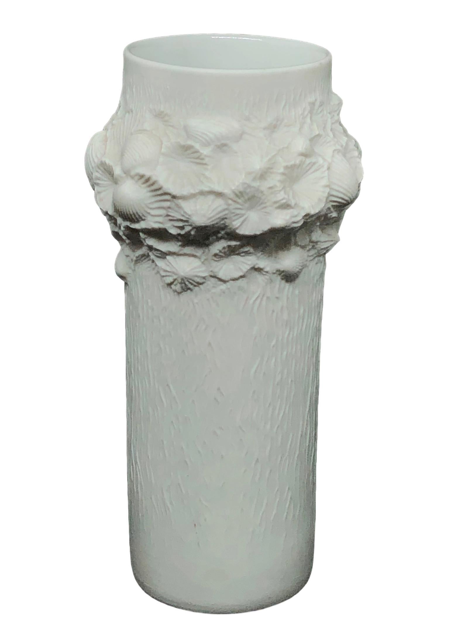 Petit vase fossile biscuit du milieu du siècle dernier en porcelaine Kaiser, Allemagne, 1970 Bon état - En vente à Nuernberg, DE