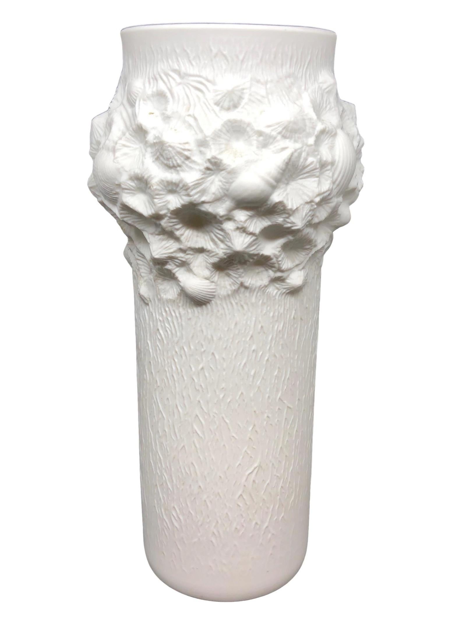Petite Midcentury Bisque Fossil Vase di Kaiser Porcelain, Germania, anni '70 In condizioni buone in vendita a Nuernberg, DE