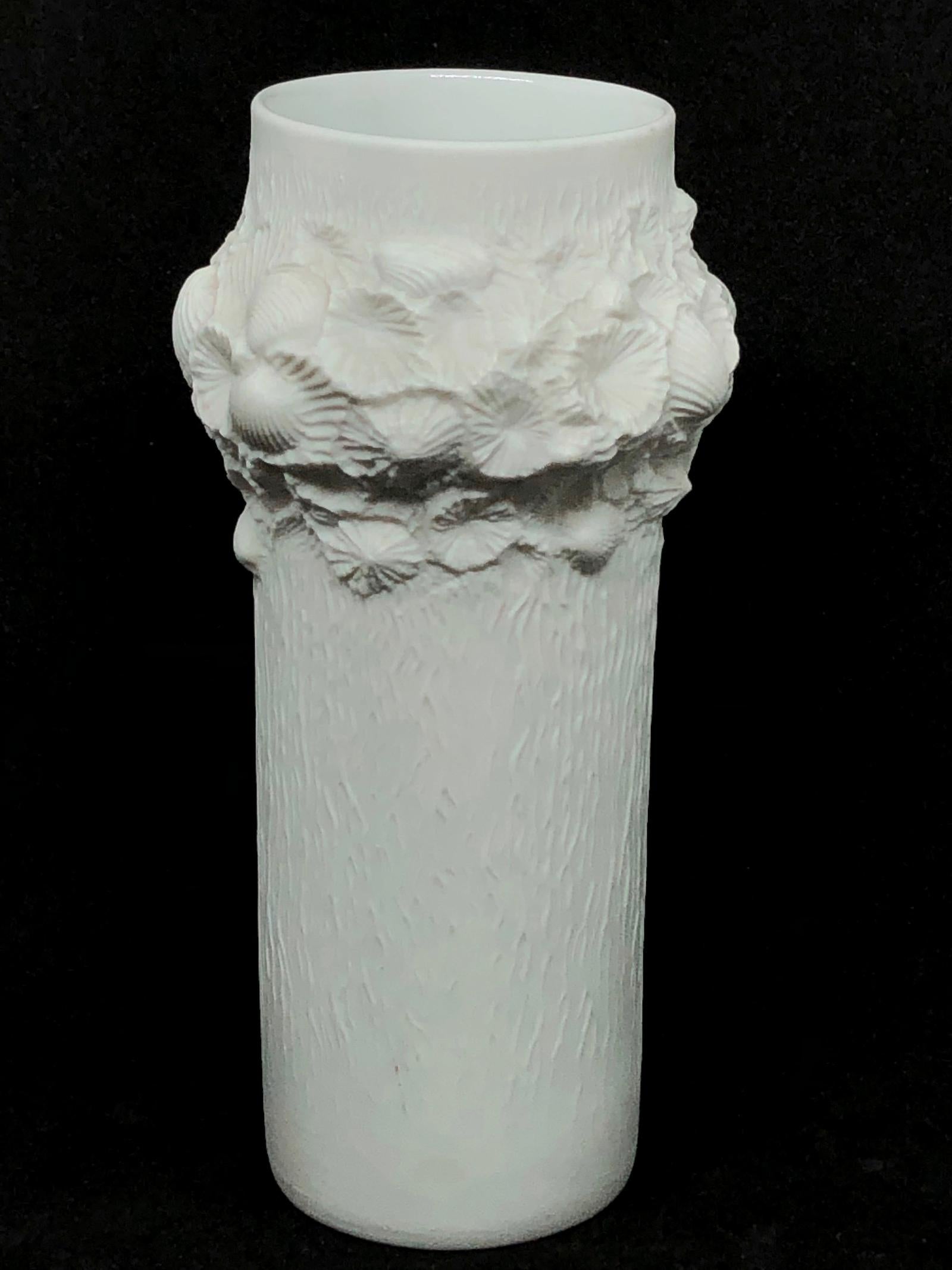Pequeño jarrón fósil de bisque de mediados de siglo de Porcelana Kaiser, Alemania, 1970 finales del siglo XX en venta