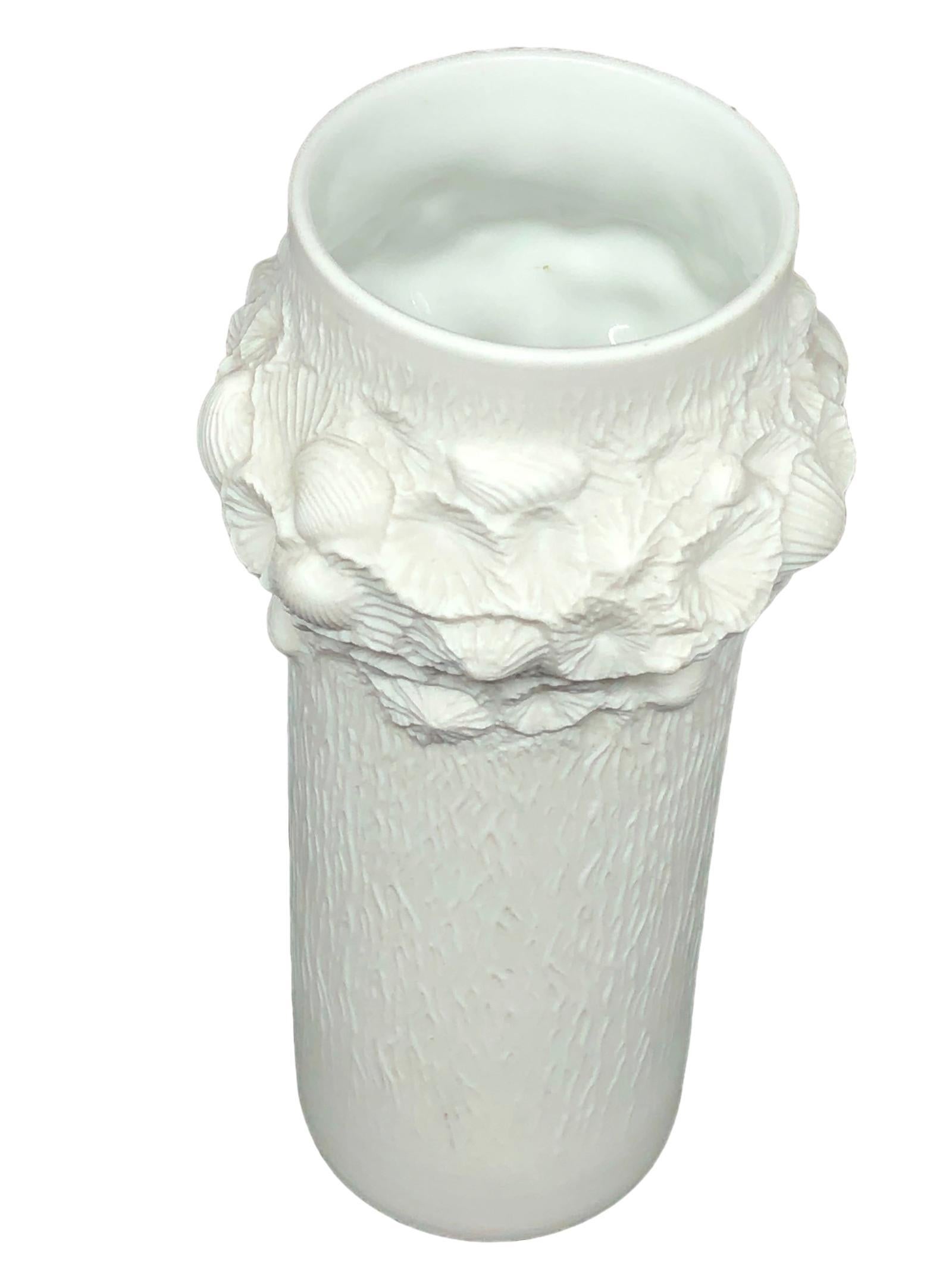 Pequeño jarrón fósil de bisque de mediados de siglo de Porcelana Kaiser, Alemania, 1970 en venta 1