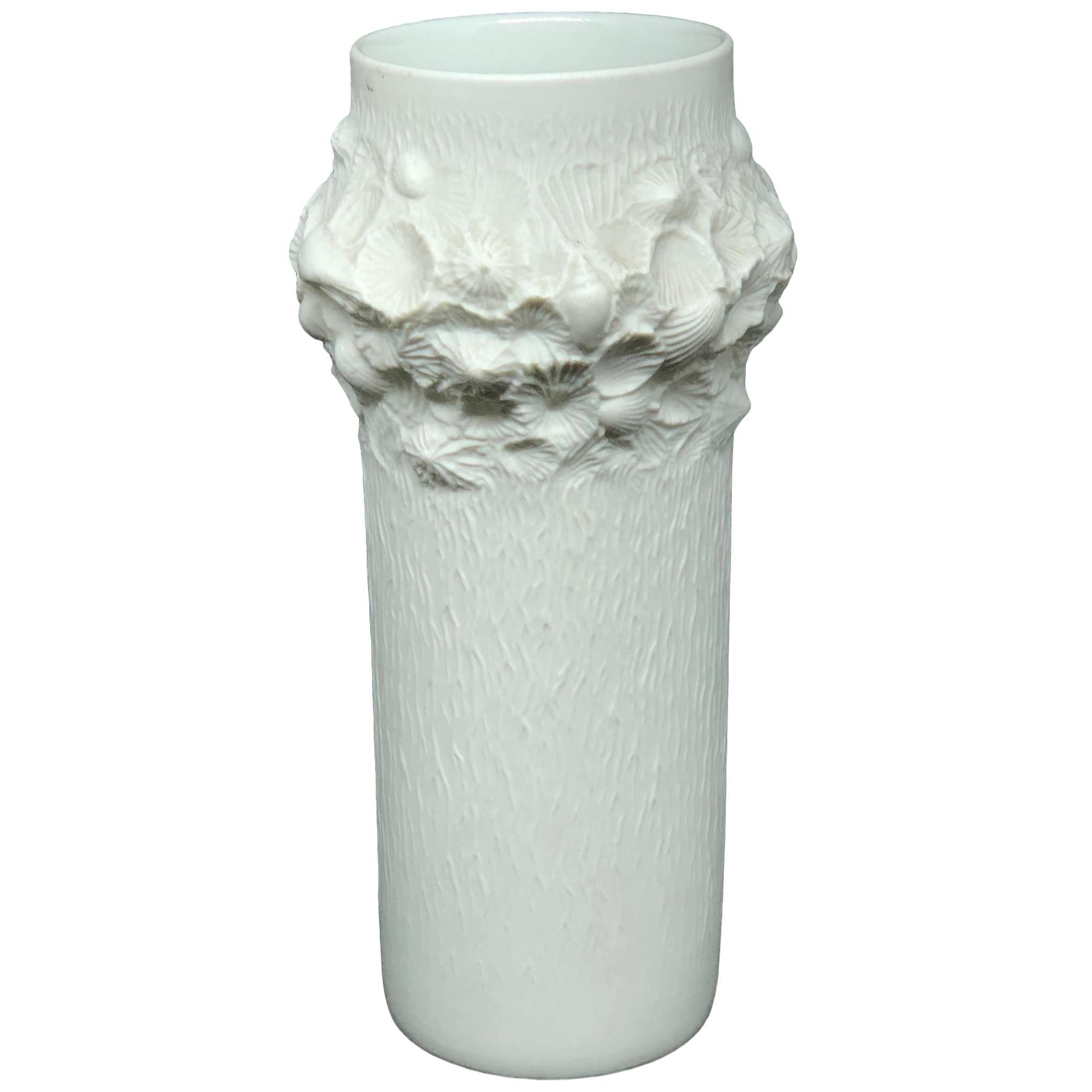 Petit vase fossile biscuit du milieu du siècle dernier en porcelaine Kaiser, Allemagne, 1970
